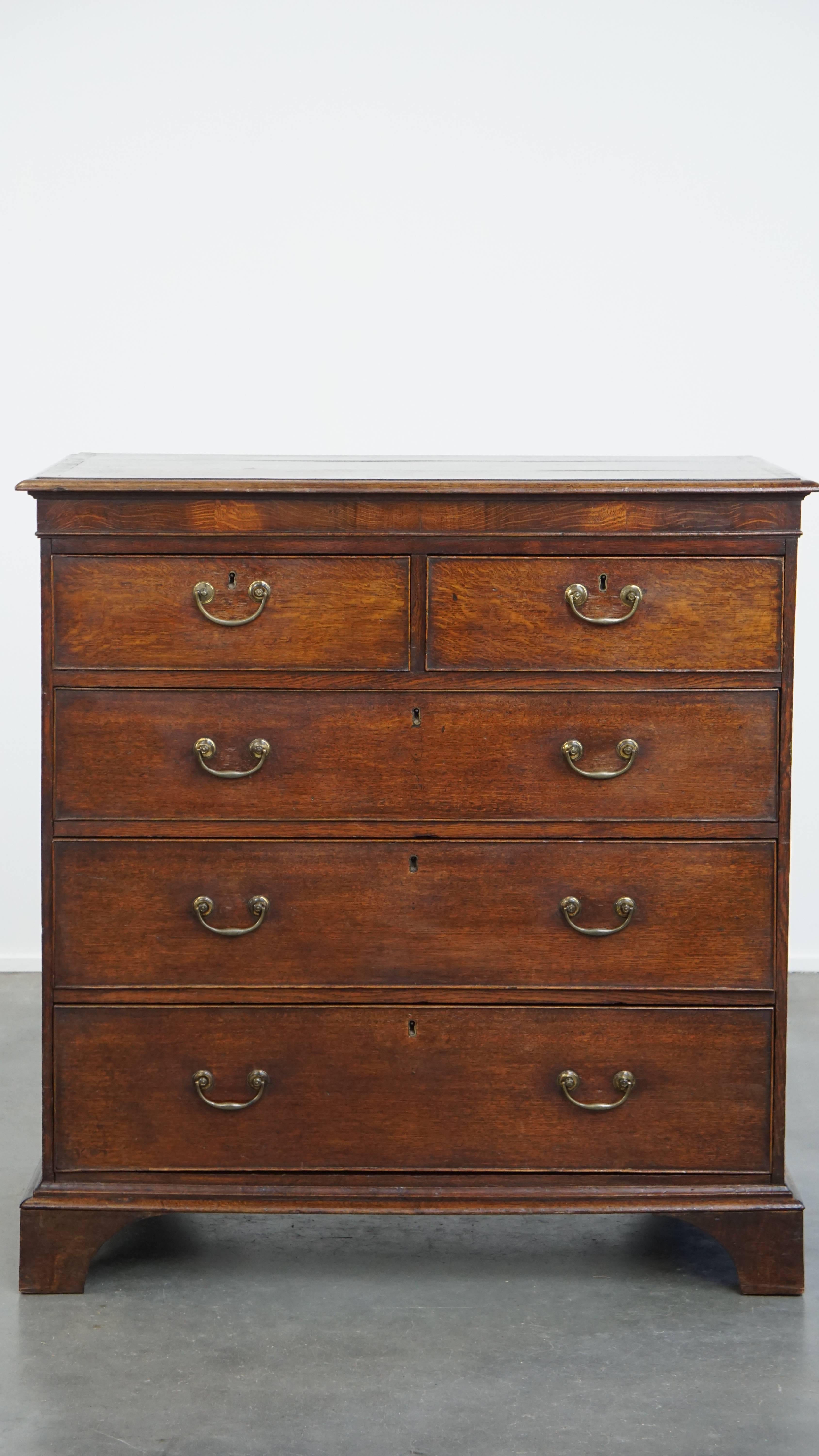 Offered: this beautiful, large English antique oak chest of drawers/commode with 5 drawers from the 18th century.
This fantastic large antique English oak chest is fitted with its original hardware and is a truly exceptional piece for the genuine
