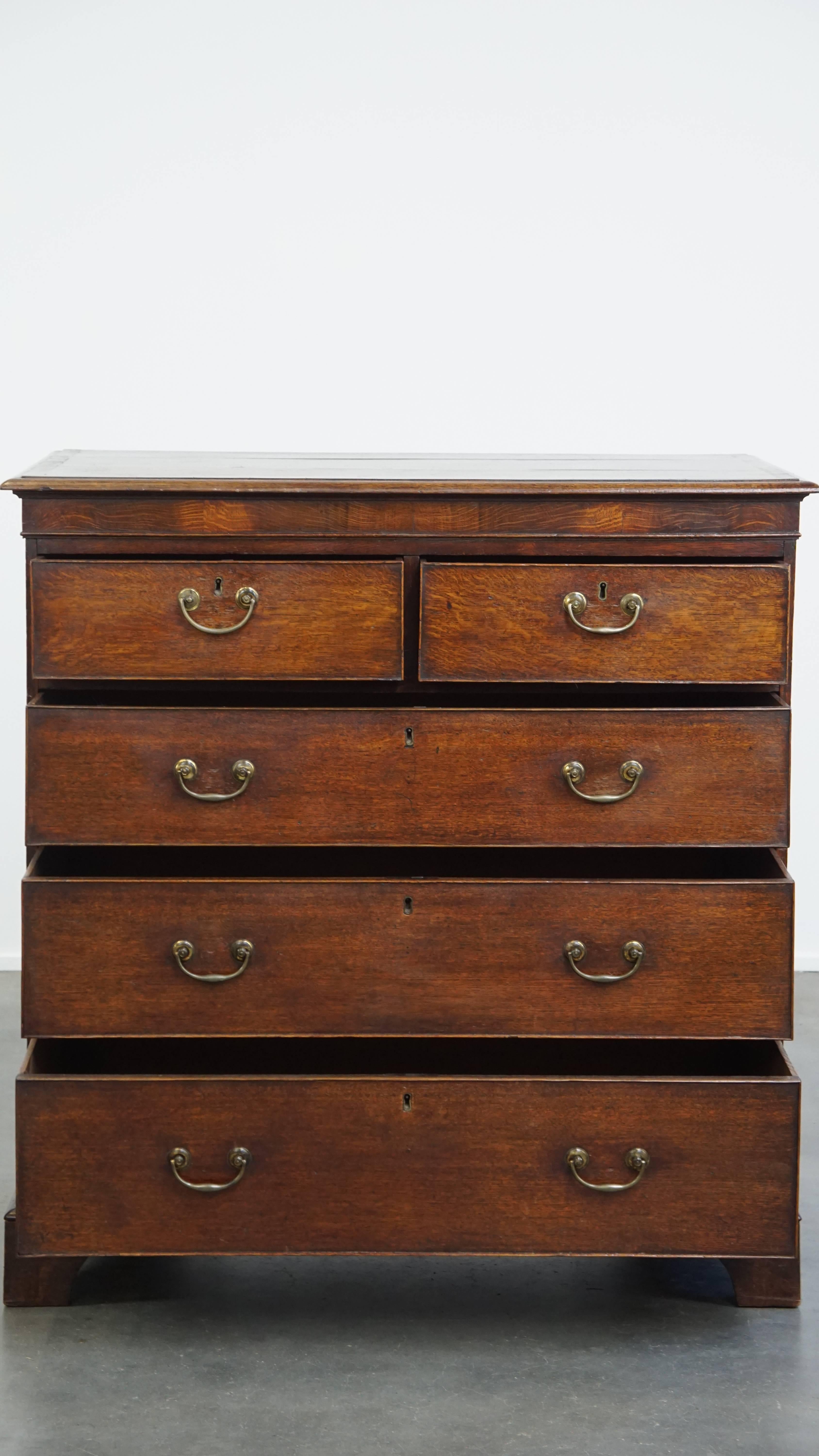 Classical Roman English antique oak chest of drawers with 5 drawers from the 18th century For Sale