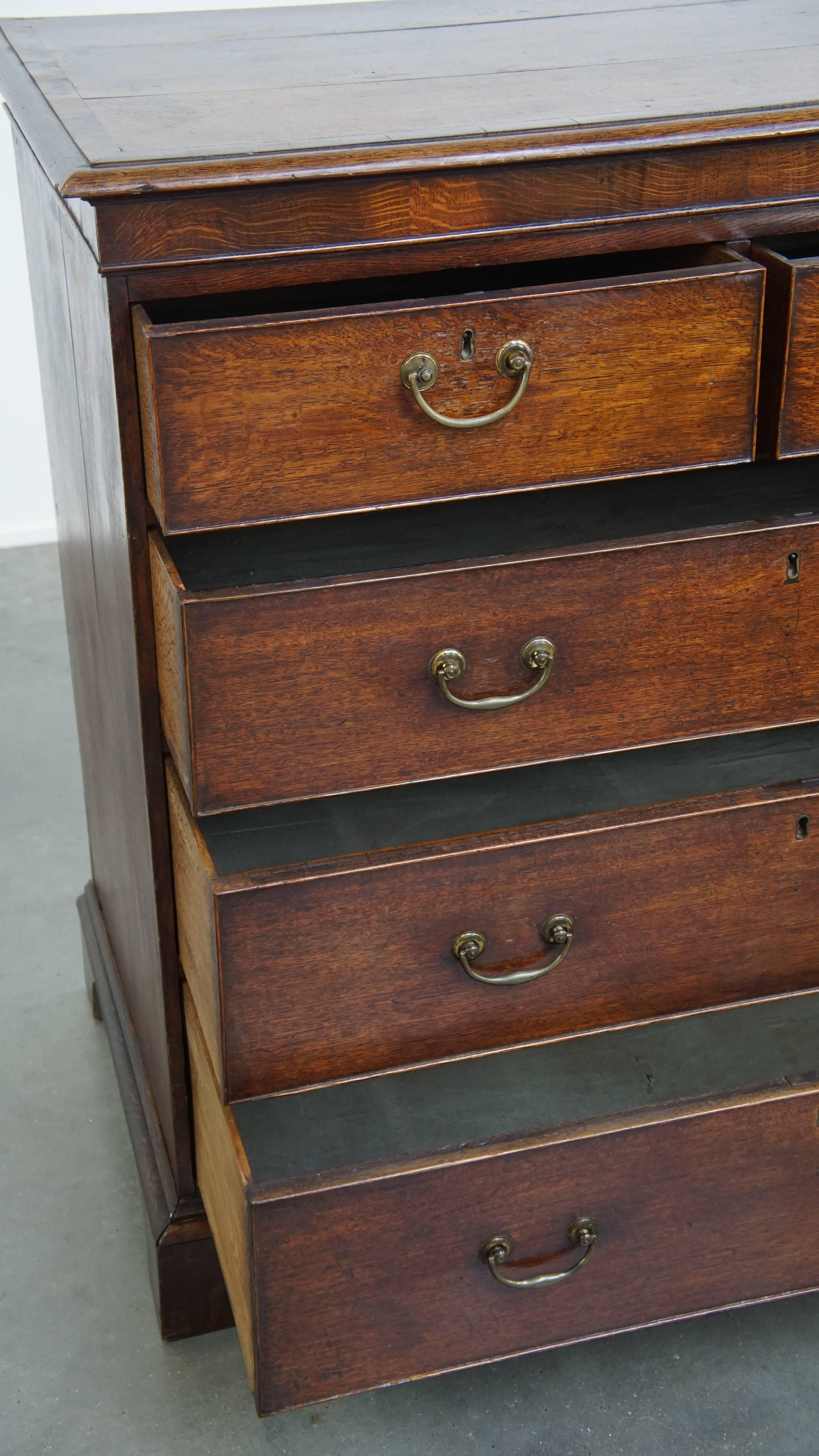 Hand-Crafted English antique oak chest of drawers with 5 drawers from the 18th century For Sale