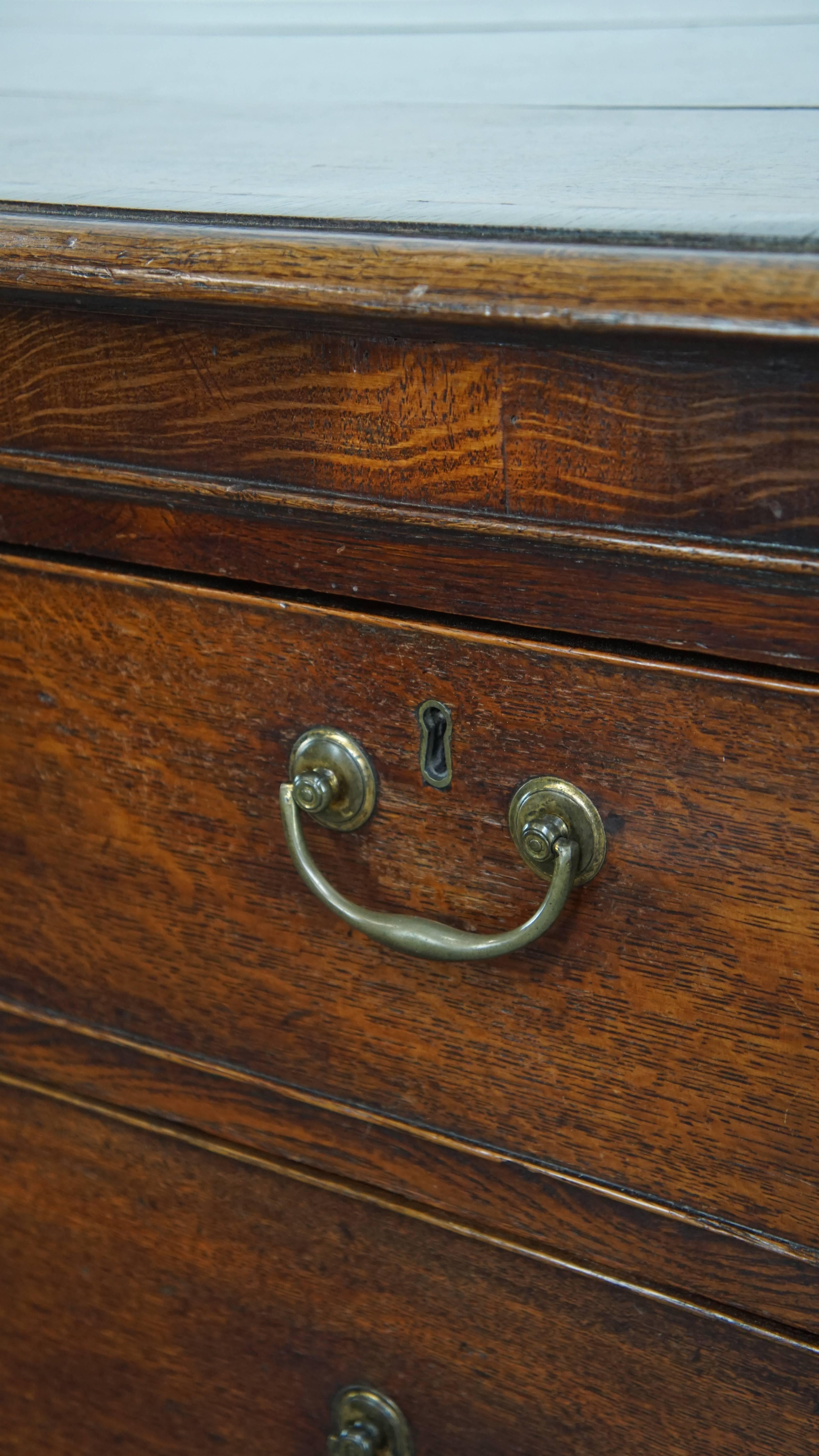 English antique oak chest of drawers with 5 drawers from the 18th century In Good Condition For Sale In Harderwijk, NL