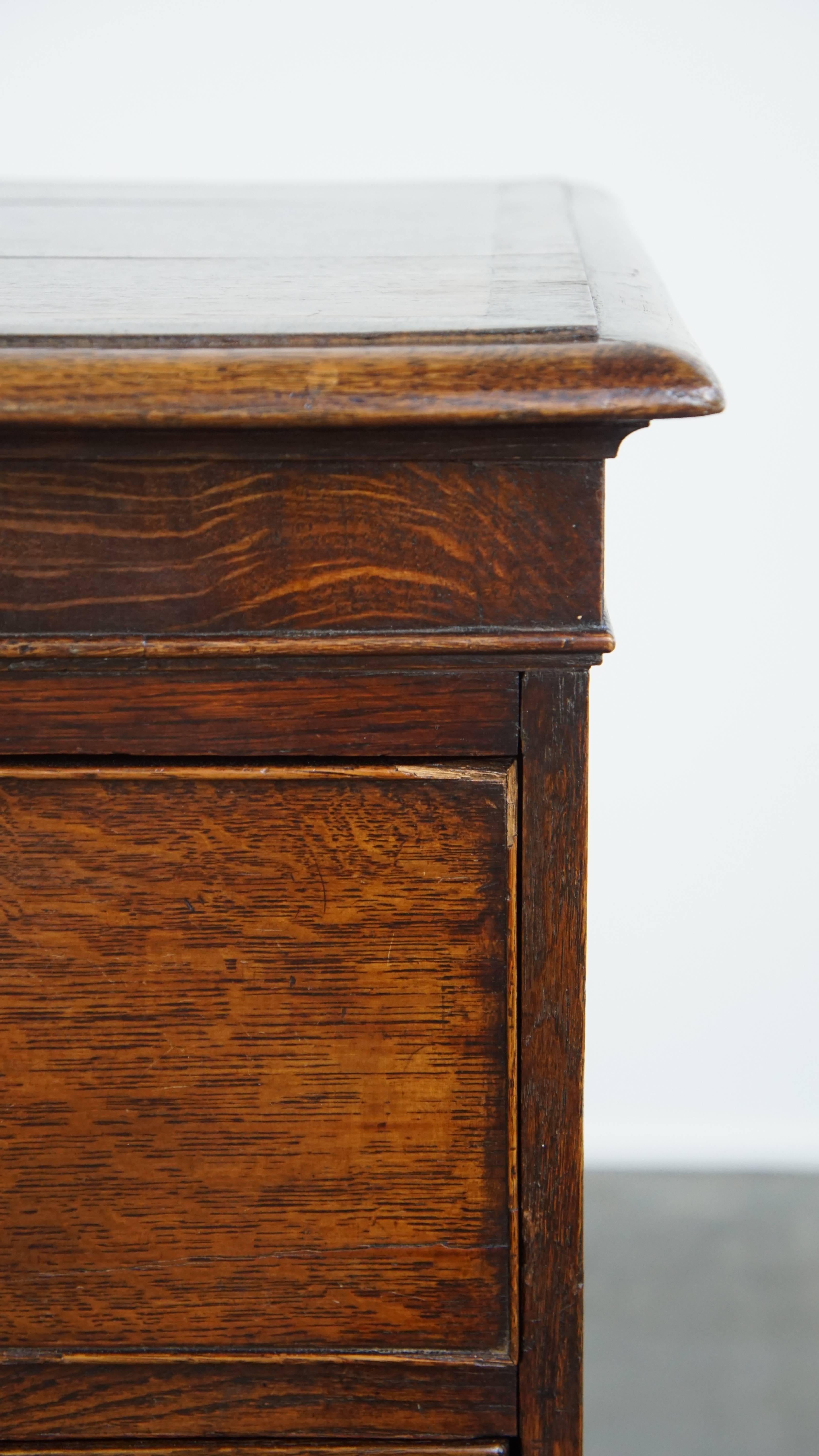 18th Century and Earlier English antique oak chest of drawers with 5 drawers from the 18th century For Sale