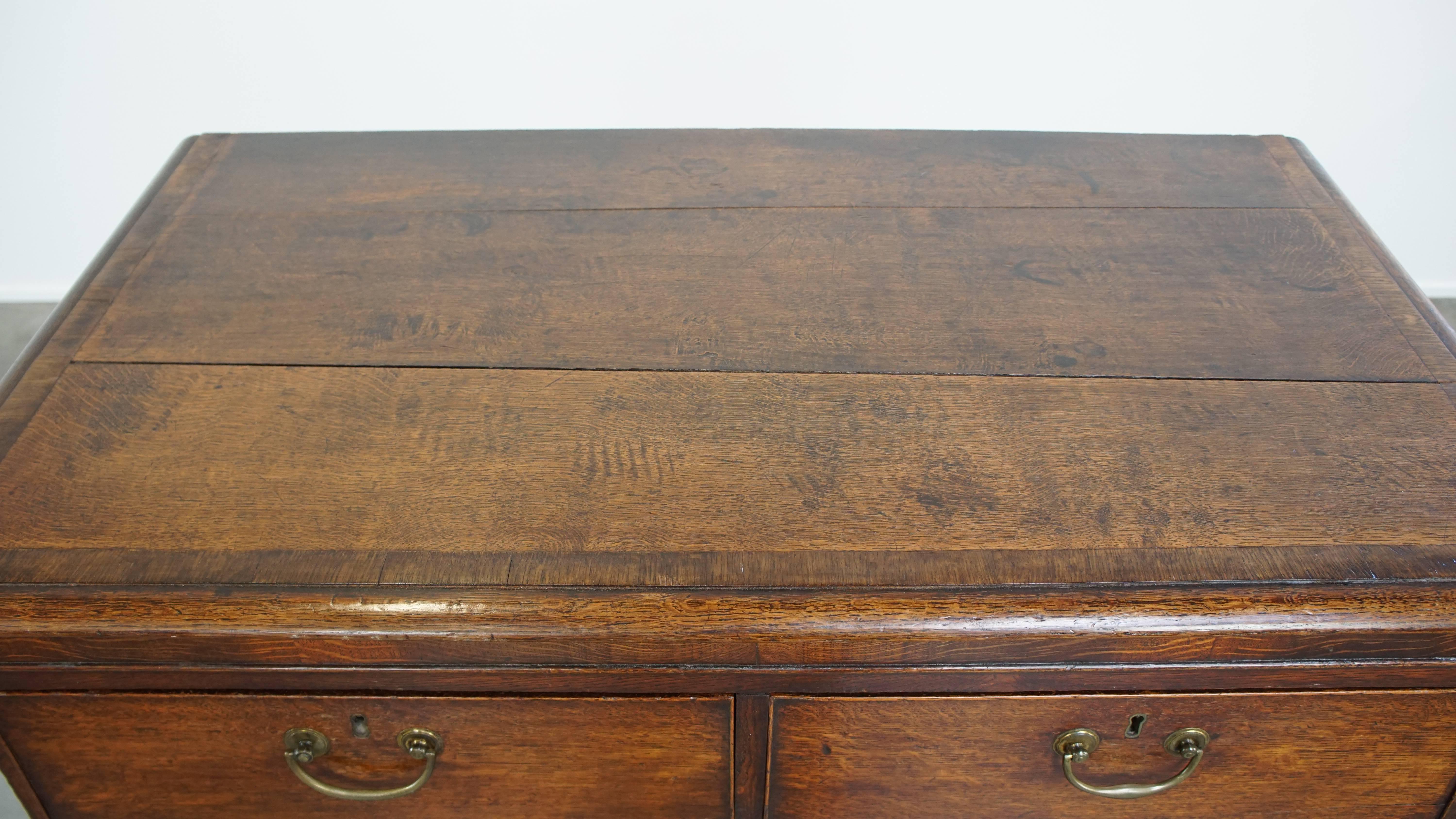 Wood English antique oak chest of drawers with 5 drawers from the 18th century For Sale