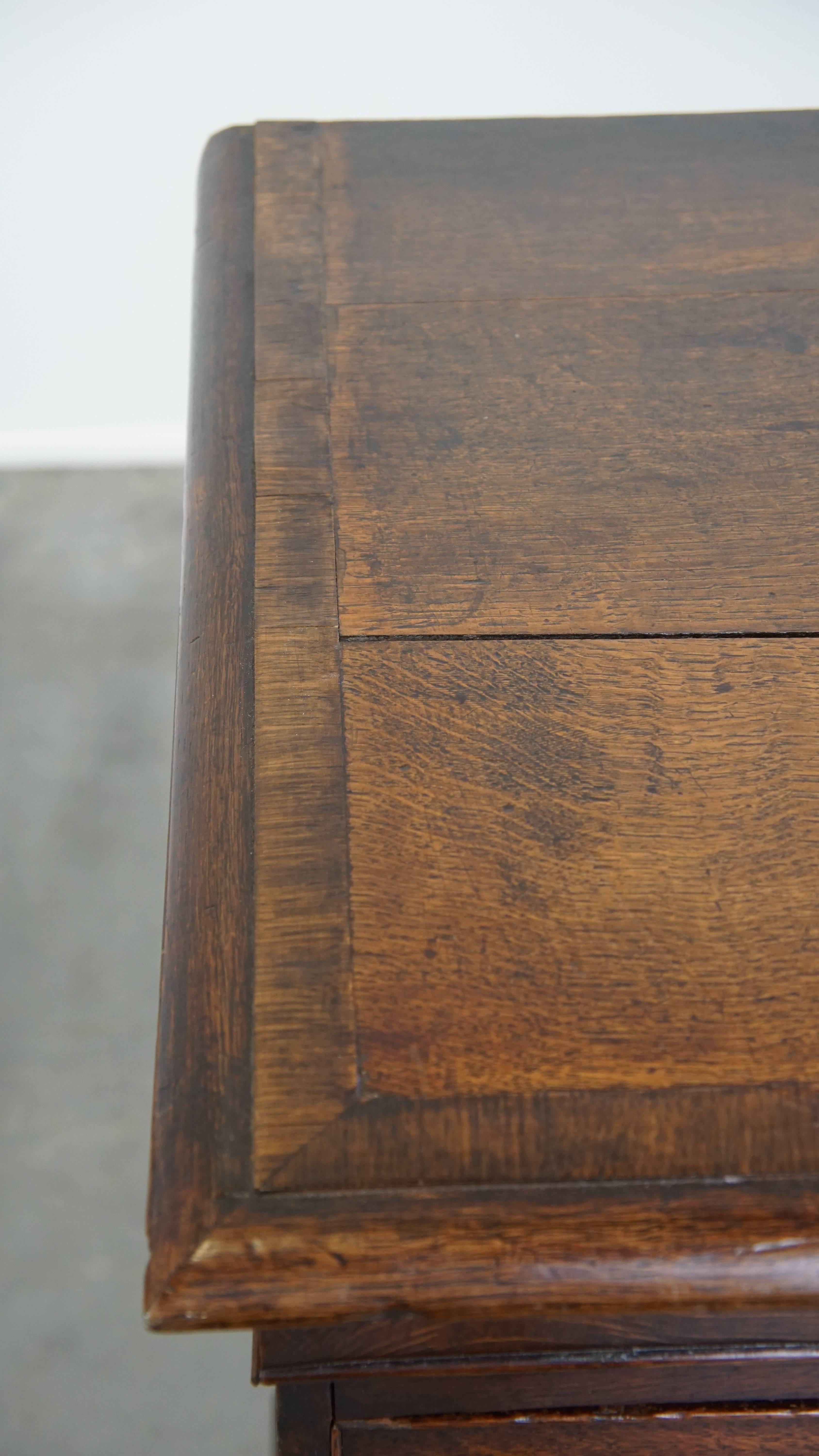 English antique oak chest of drawers with 5 drawers from the 18th century For Sale 1