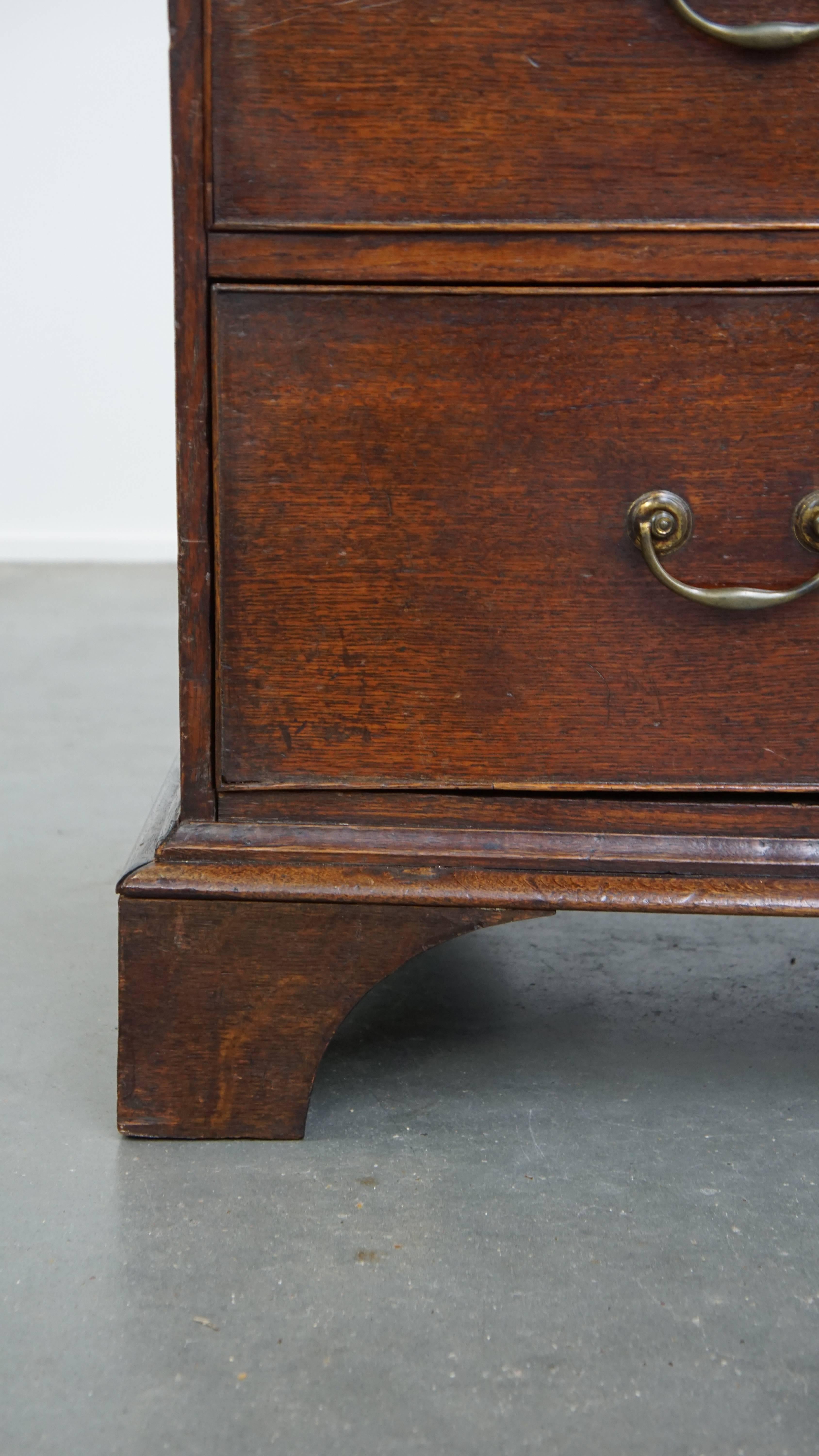 English antique oak chest of drawers with 5 drawers from the 18th century For Sale 2