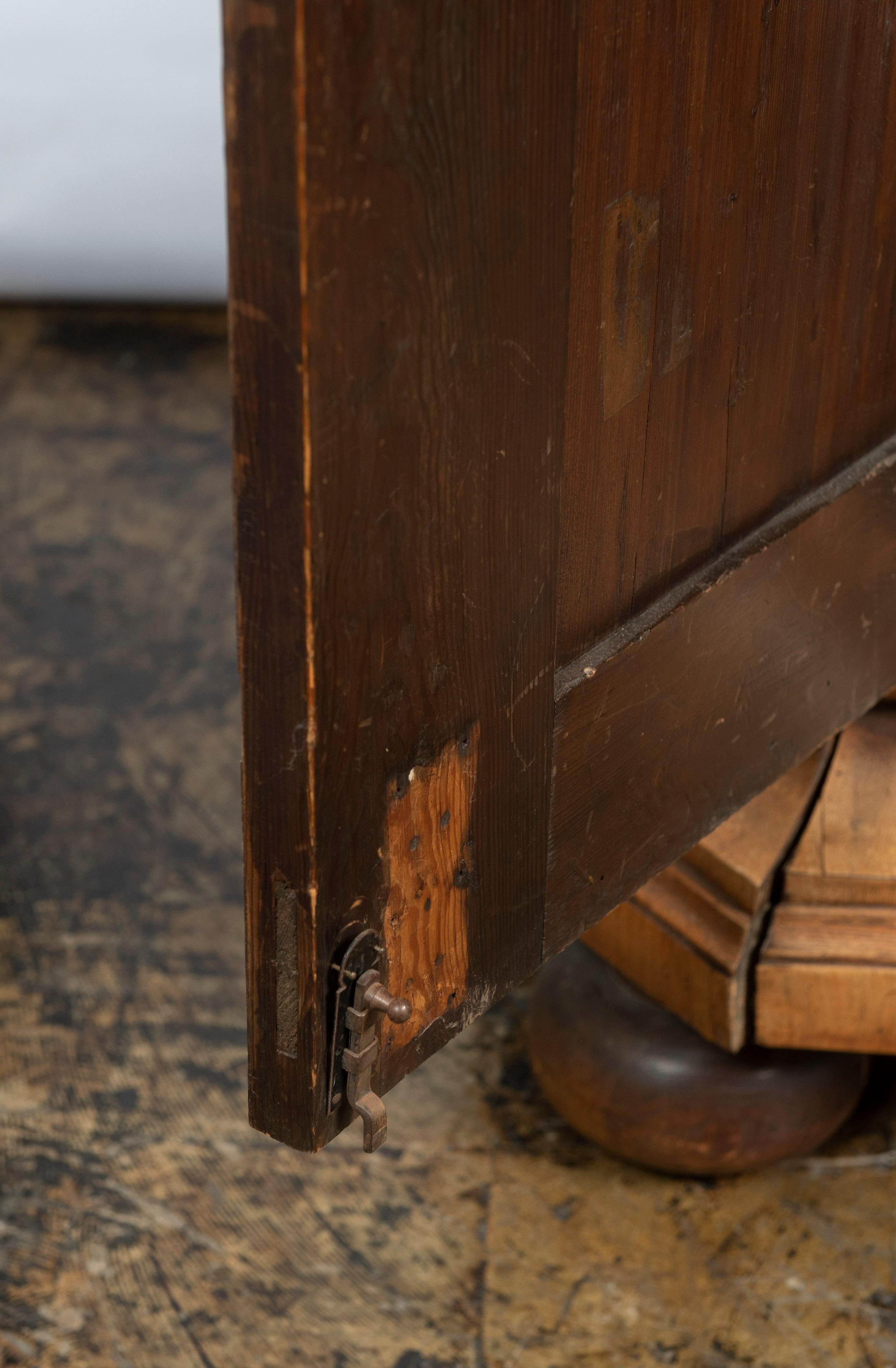 Armoire anglaise ancienne en chêne avec portes, étagères et clés en bois ondulé 4