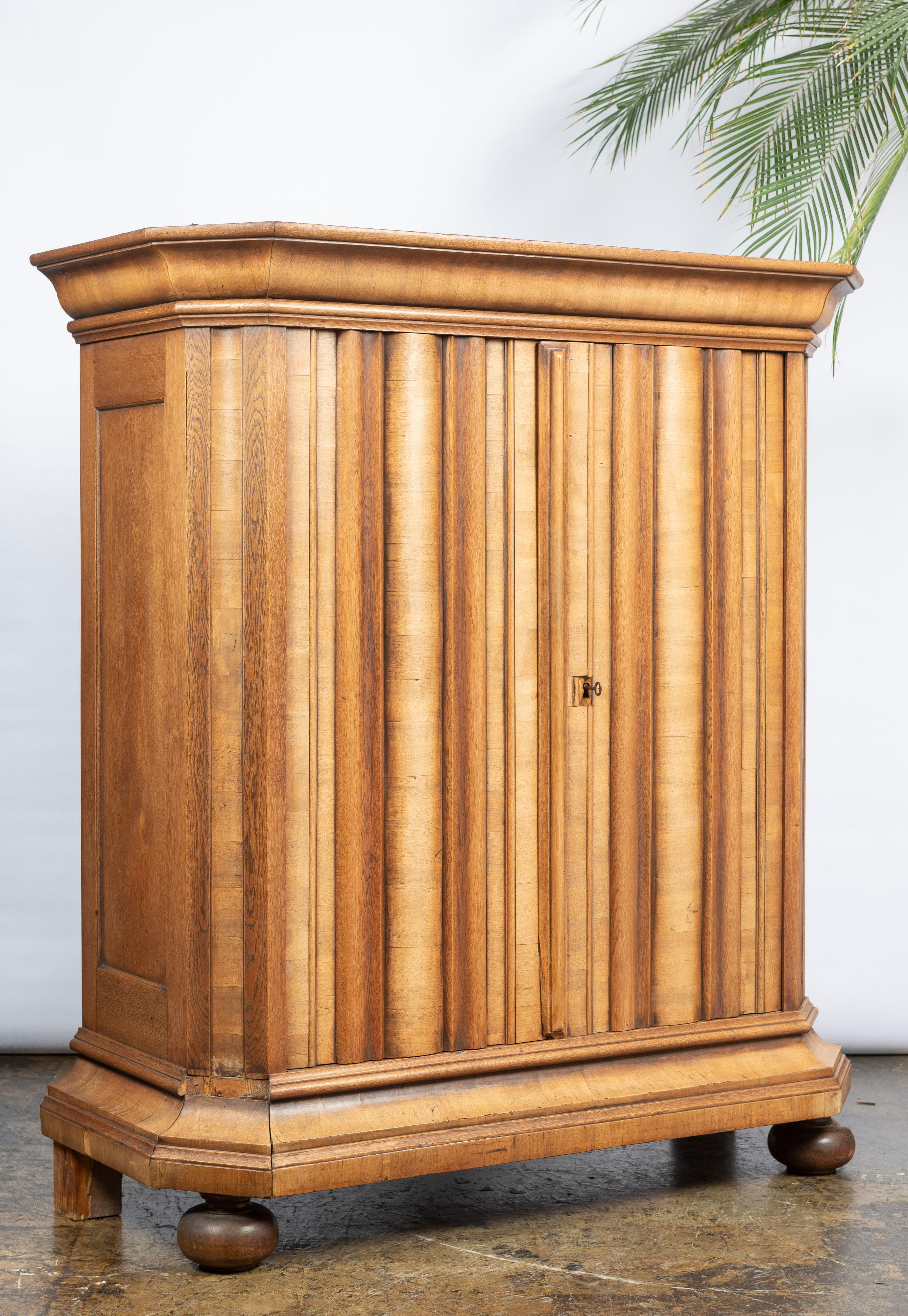 This substantial antique oak wardrobe has simple, elegant lines and great functionality. The timeless design adds to the appeal of the gorgeous oak. The piece contains a pair of adjustable shelves, two corrugated doors which can be locked with the