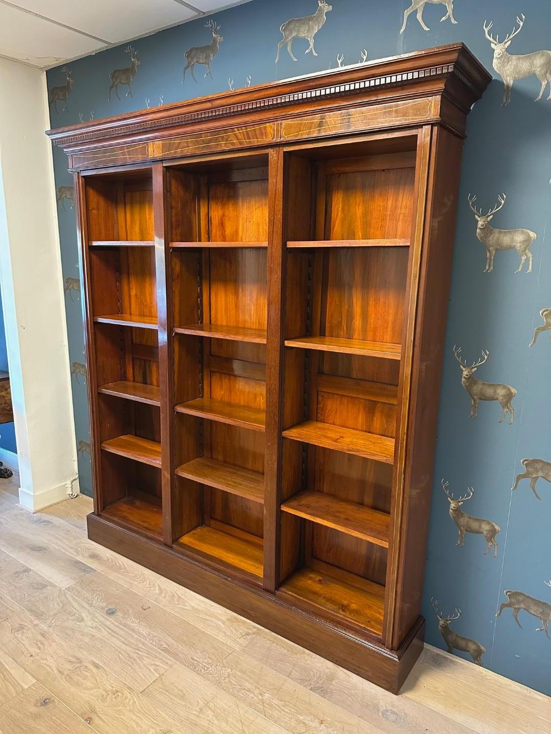 Beautiful walnut open bookcase in good condition. Beautiful subtle inlay. Impressive bookcase. Cabinet has adjustable shelves. Cabinet consists of 5 parts, foot, 3 cabinet parts and a hood.
Origin: England
Period: Ca. 1890
Size: W. 193cm frame /