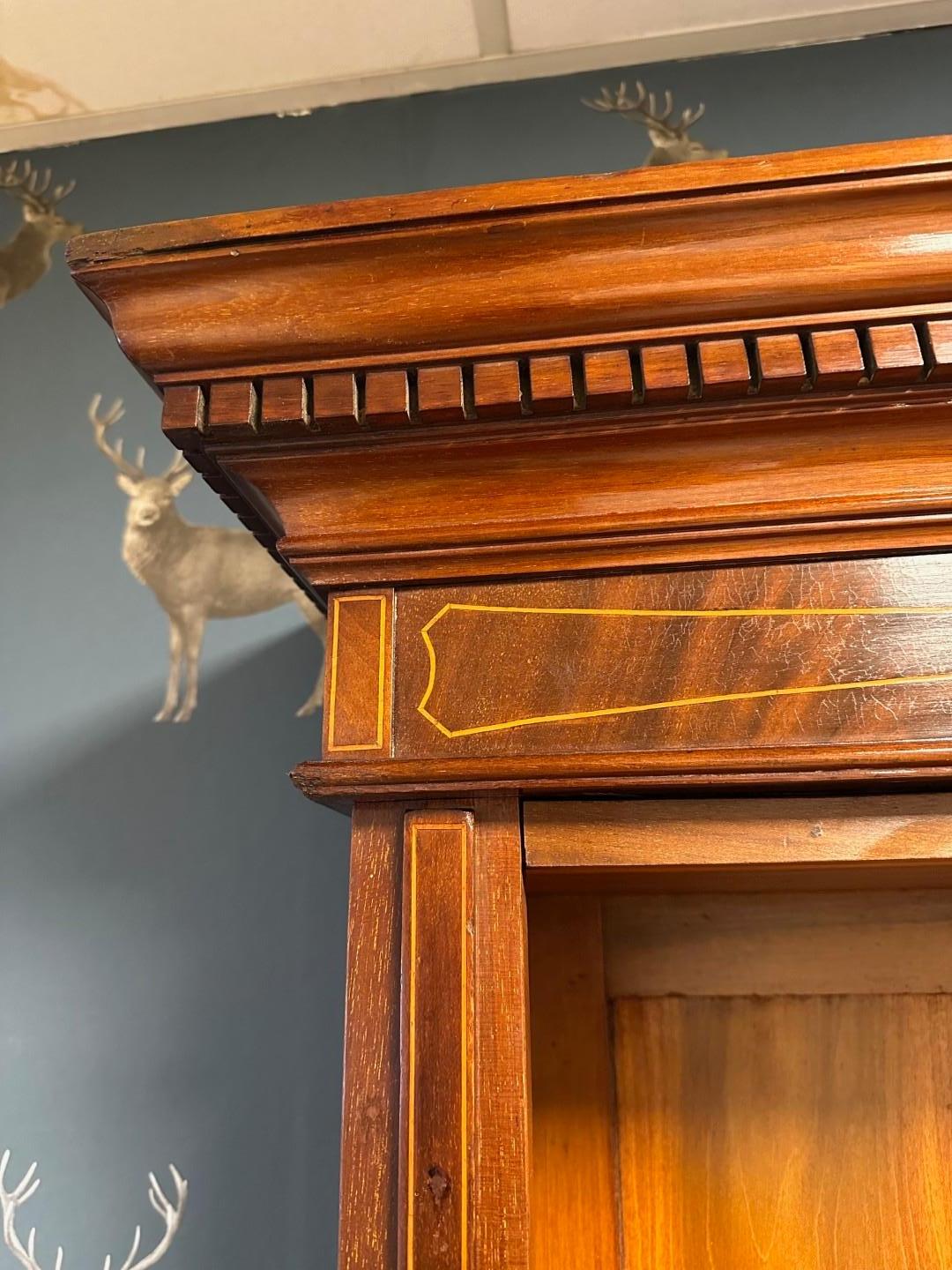 English Antique open bookcase In Good Condition For Sale In Eindhoven, NL