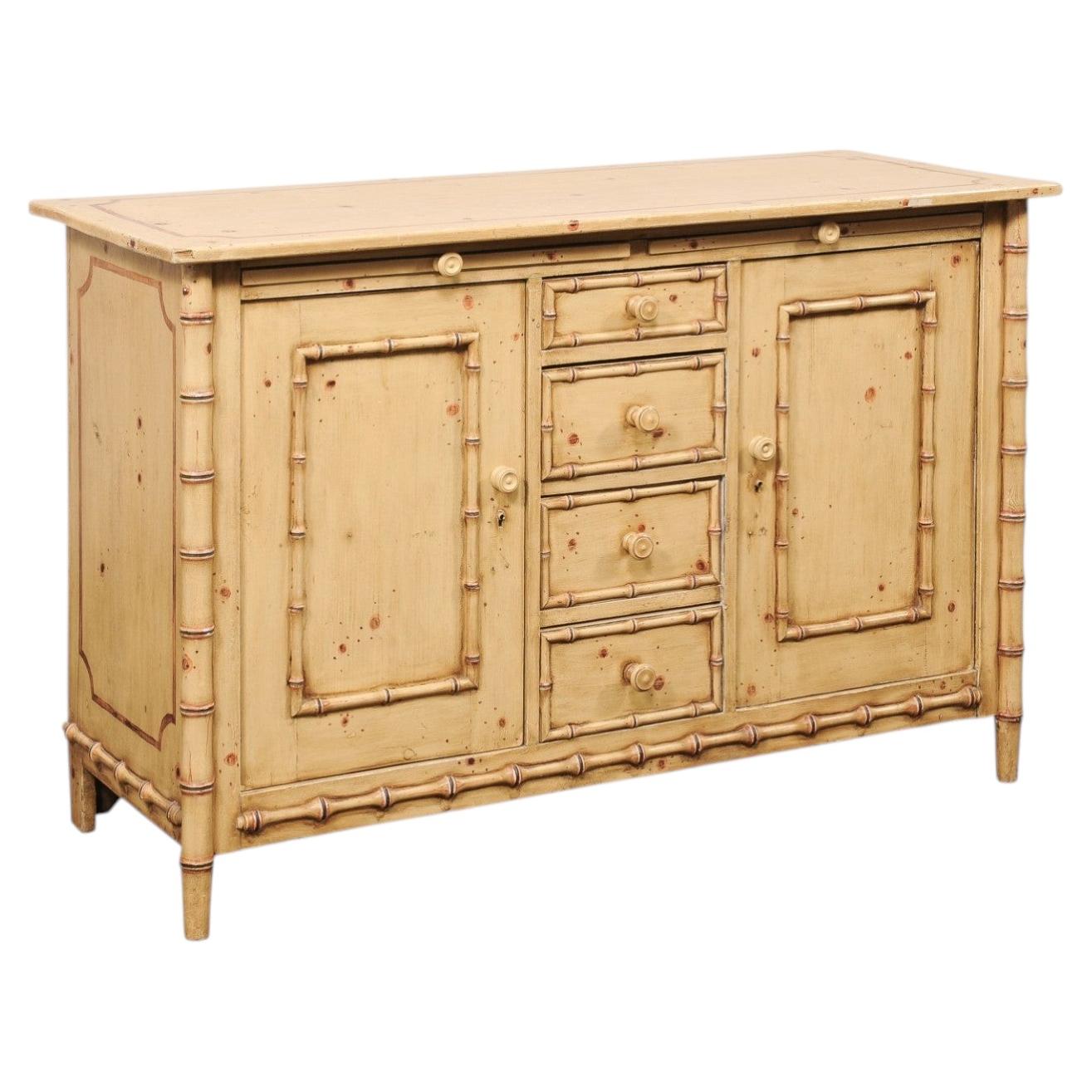 Credenza inglese d’epoca in legno dipinto con rifiniture in finto bambù