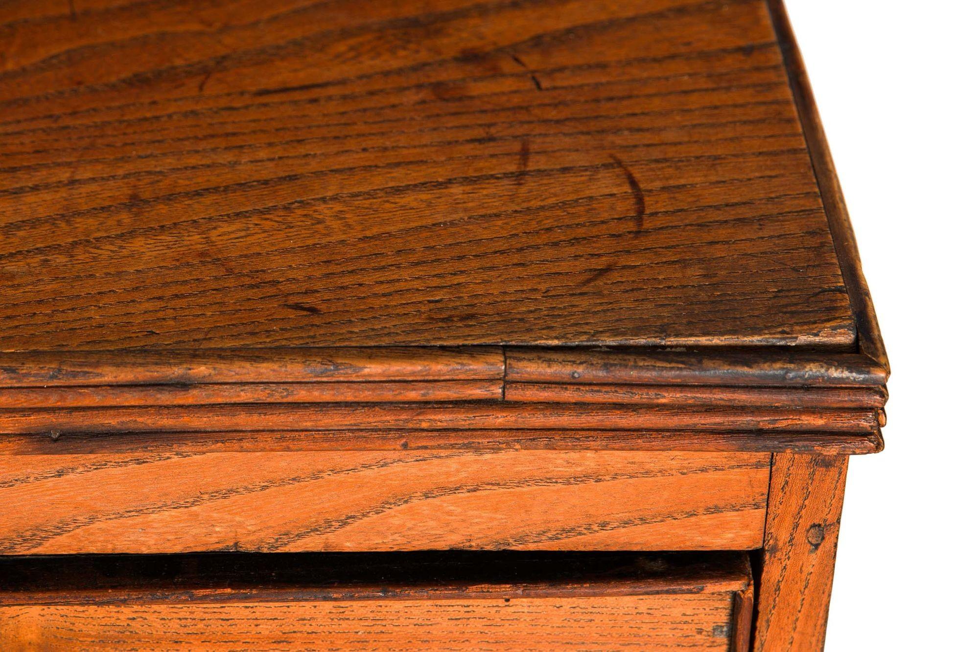 Commode anglaise ancienne en orme patinée, début du 19ème siècle en vente 9
