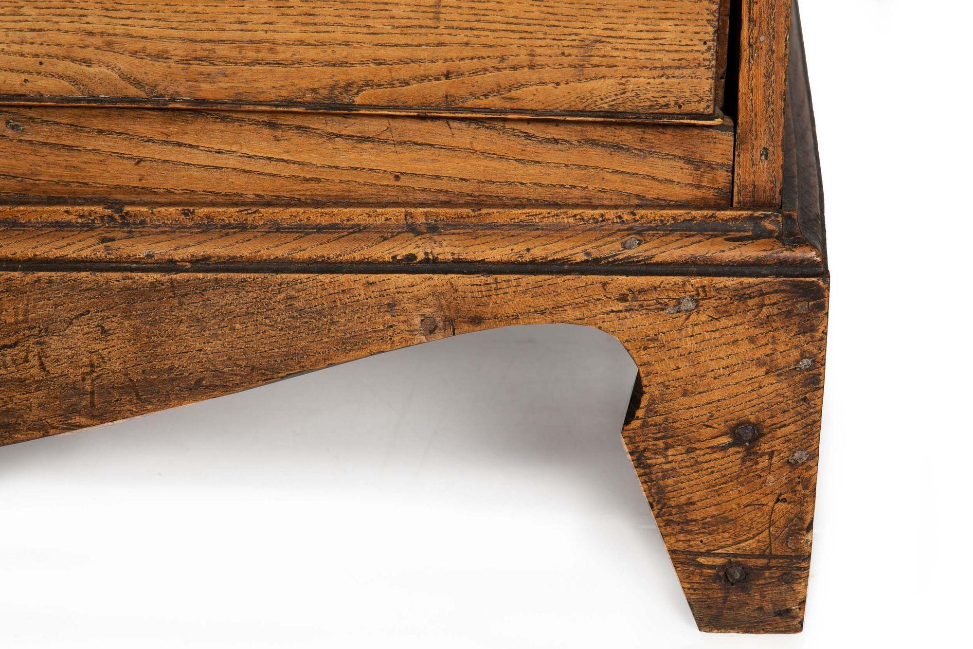 Commode anglaise ancienne en orme patinée, début du 19ème siècle en vente 10