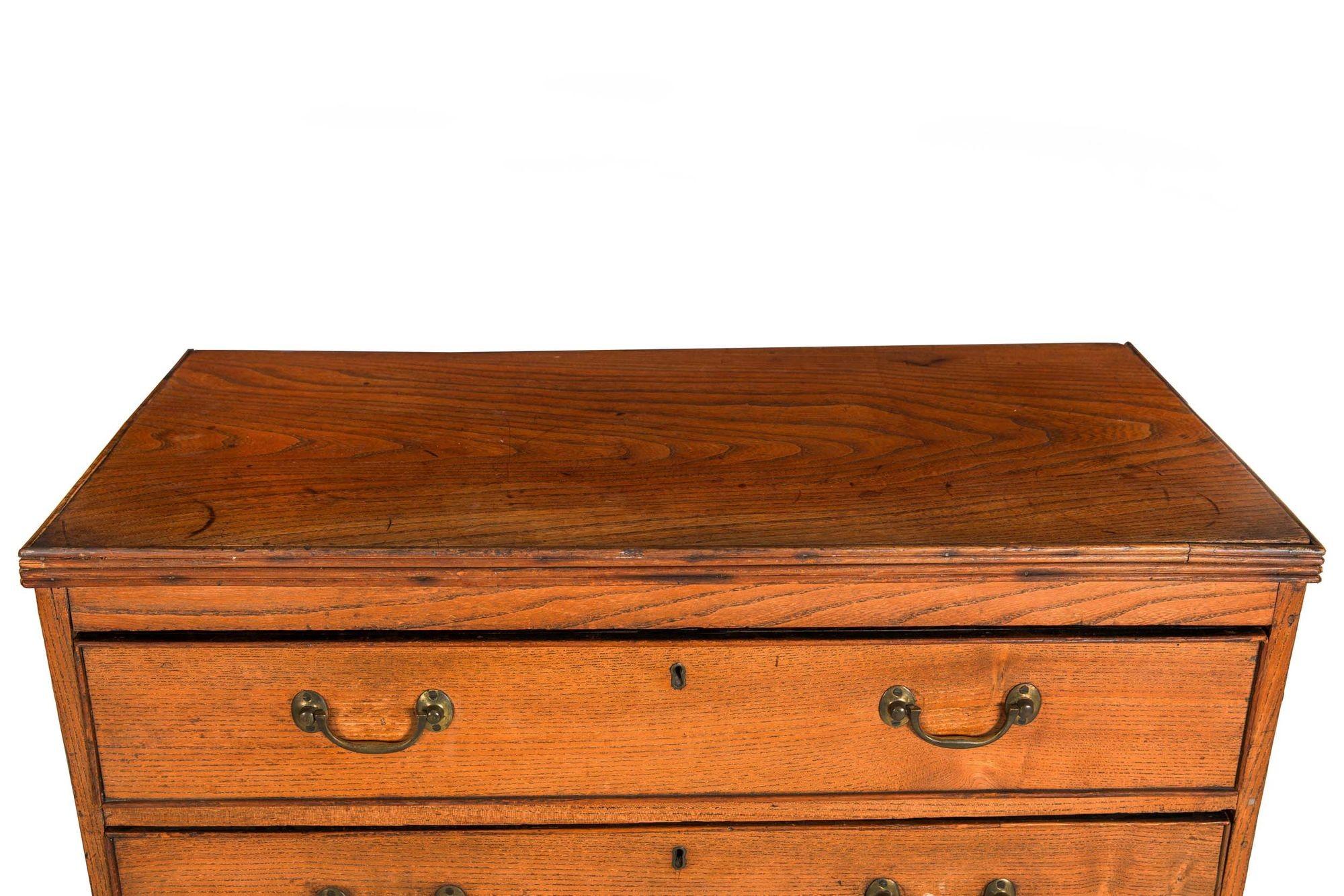English Antique Patinated Worn Elm Chest of Drawers, Early 19th Century For Sale 1