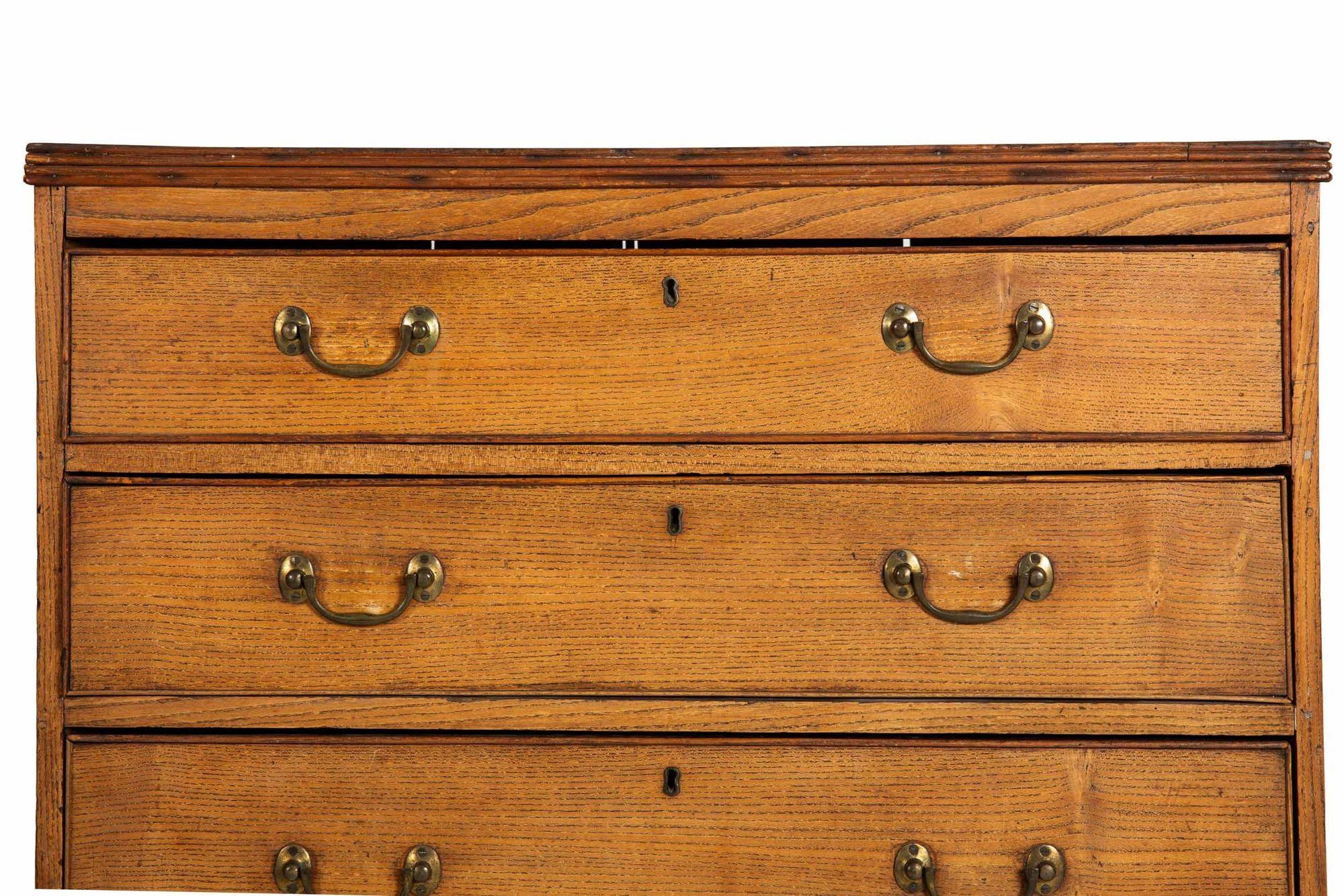 English Antique Patinated Worn Elm Chest of Drawers, Early 19th Century For Sale 2