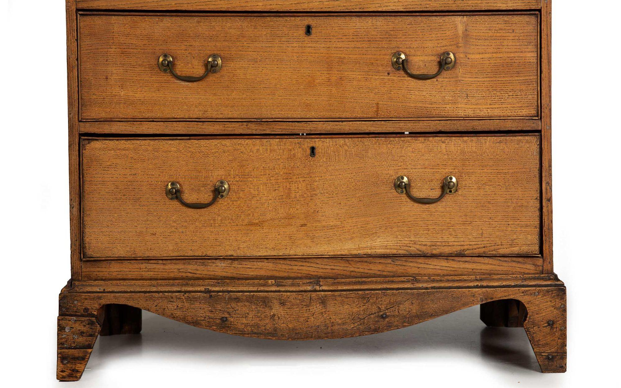 English Antique Patinated Worn Elm Chest of Drawers, Early 19th Century For Sale 3