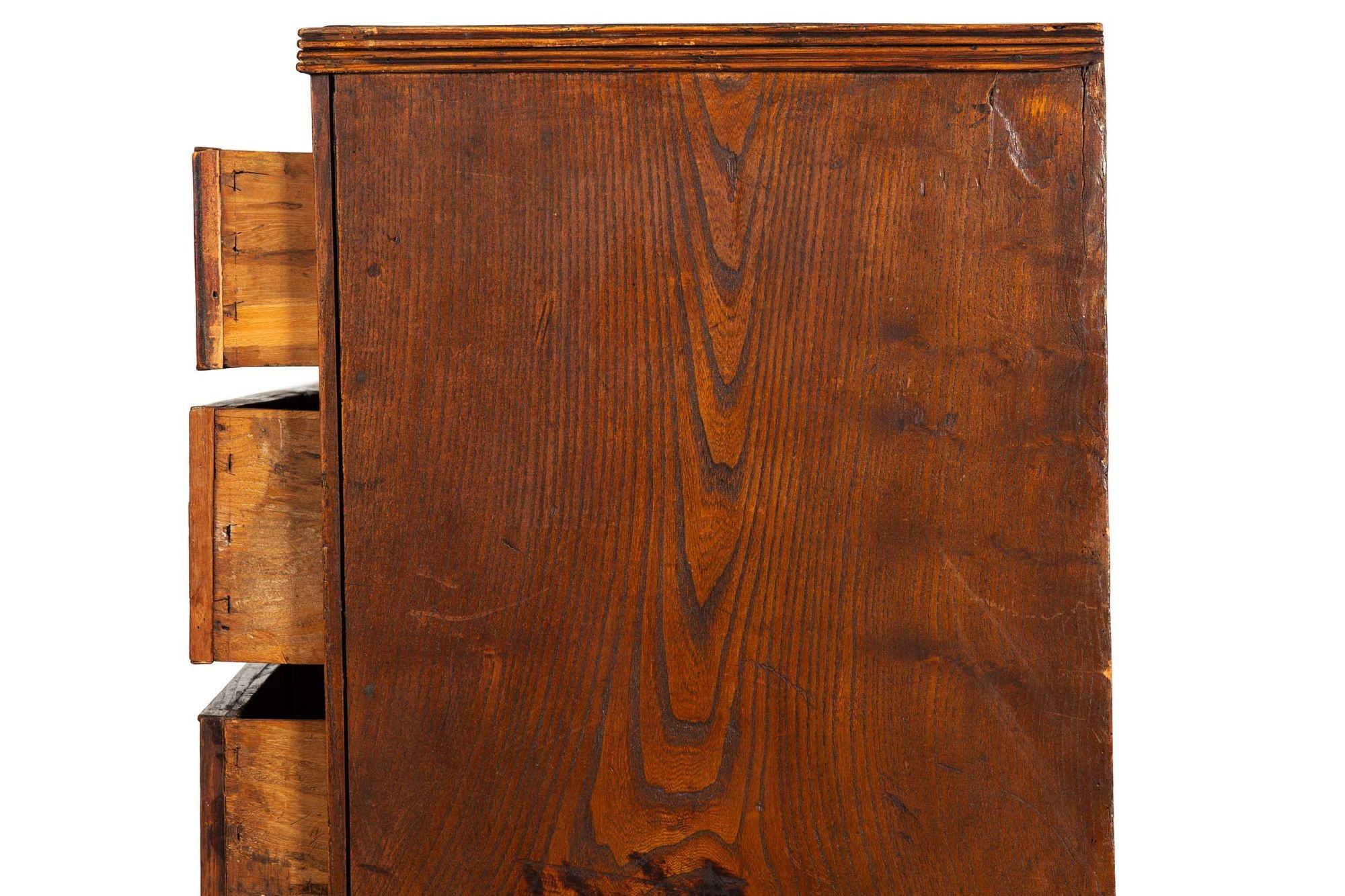 English Antique Patinated Worn Elm Chest of Drawers, Early 19th Century For Sale 4