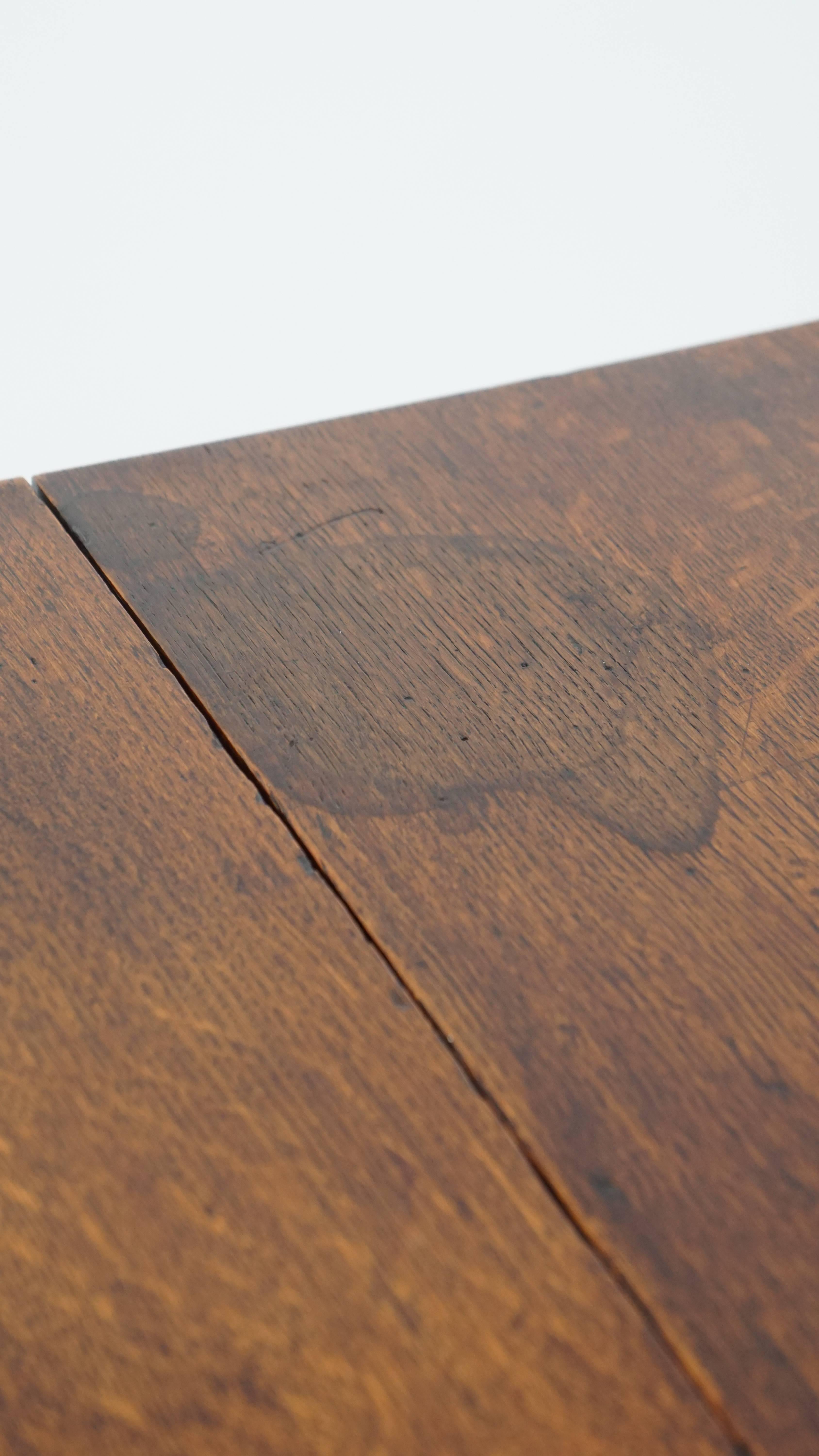 English Antique Pembroke / Side Table in Oak from the Early 19th Century For Sale 7