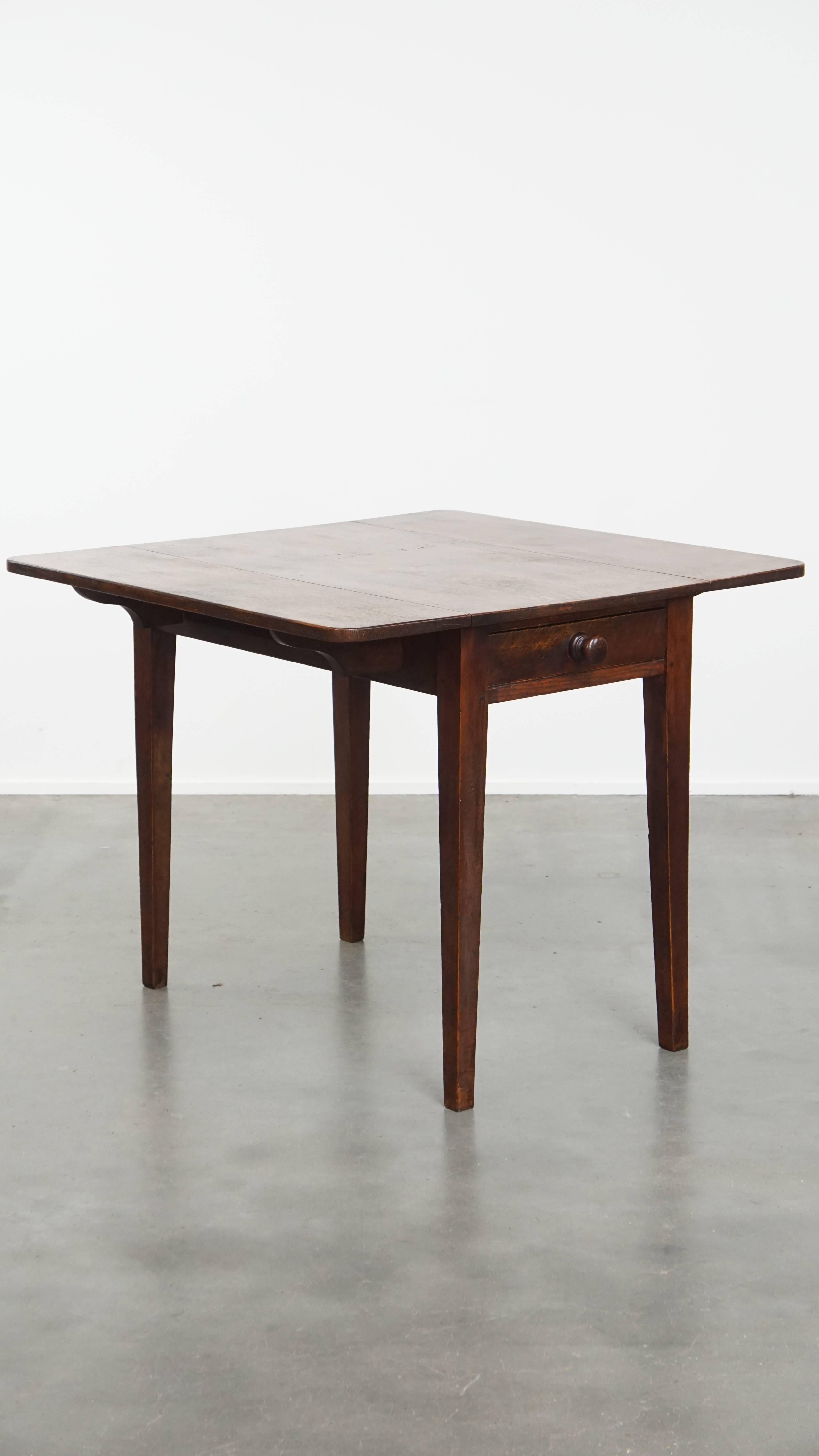 Offered here this charming and practical English antique Pembroke / side table / dining table in oak from the early 19th century.
This beautiful English oak Pembroke / side table / dining table from the early 19th century is a wonderful addition to