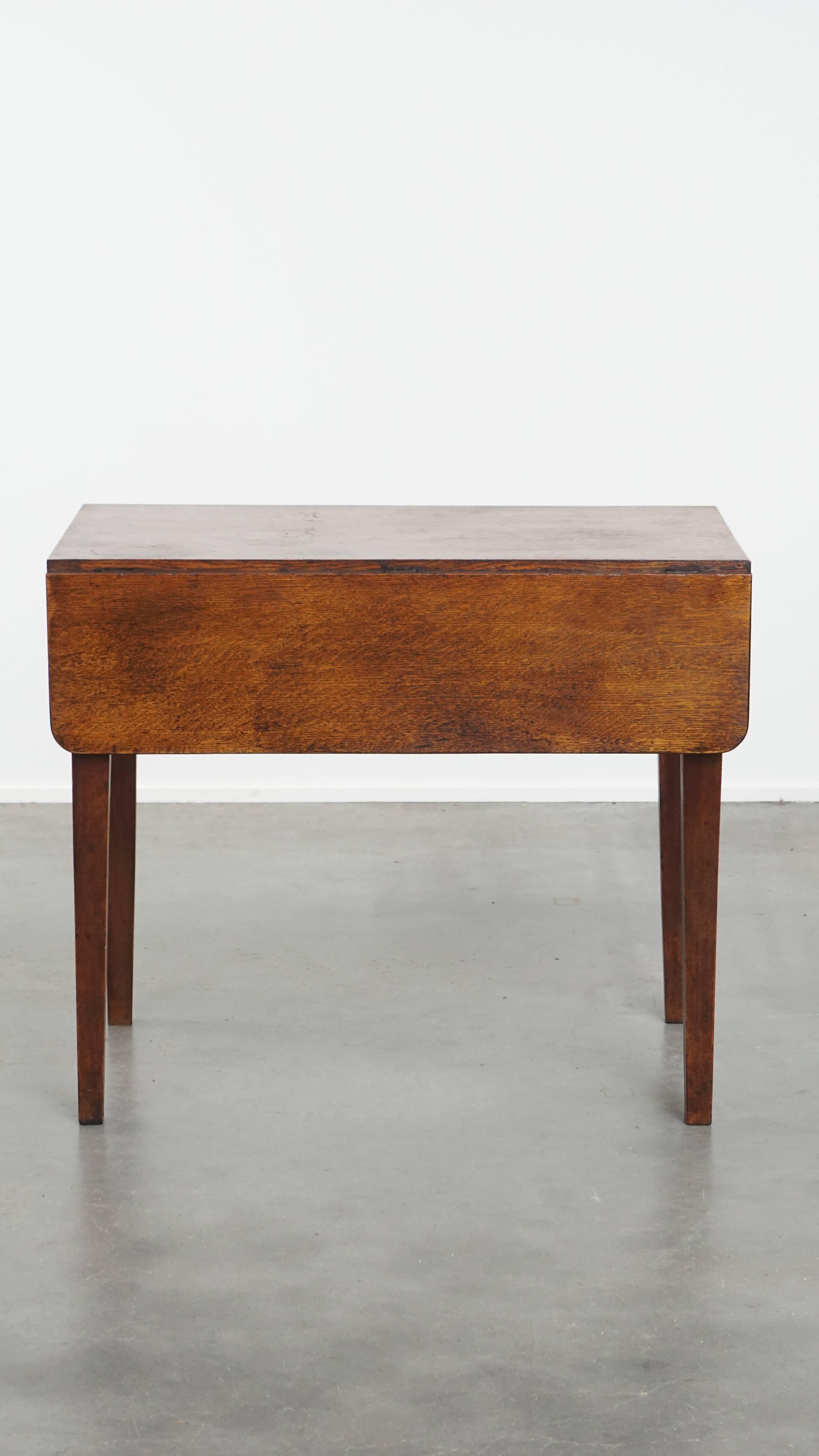 Hand-Crafted English Antique Pembroke / Side Table in Oak from the Early 19th Century For Sale