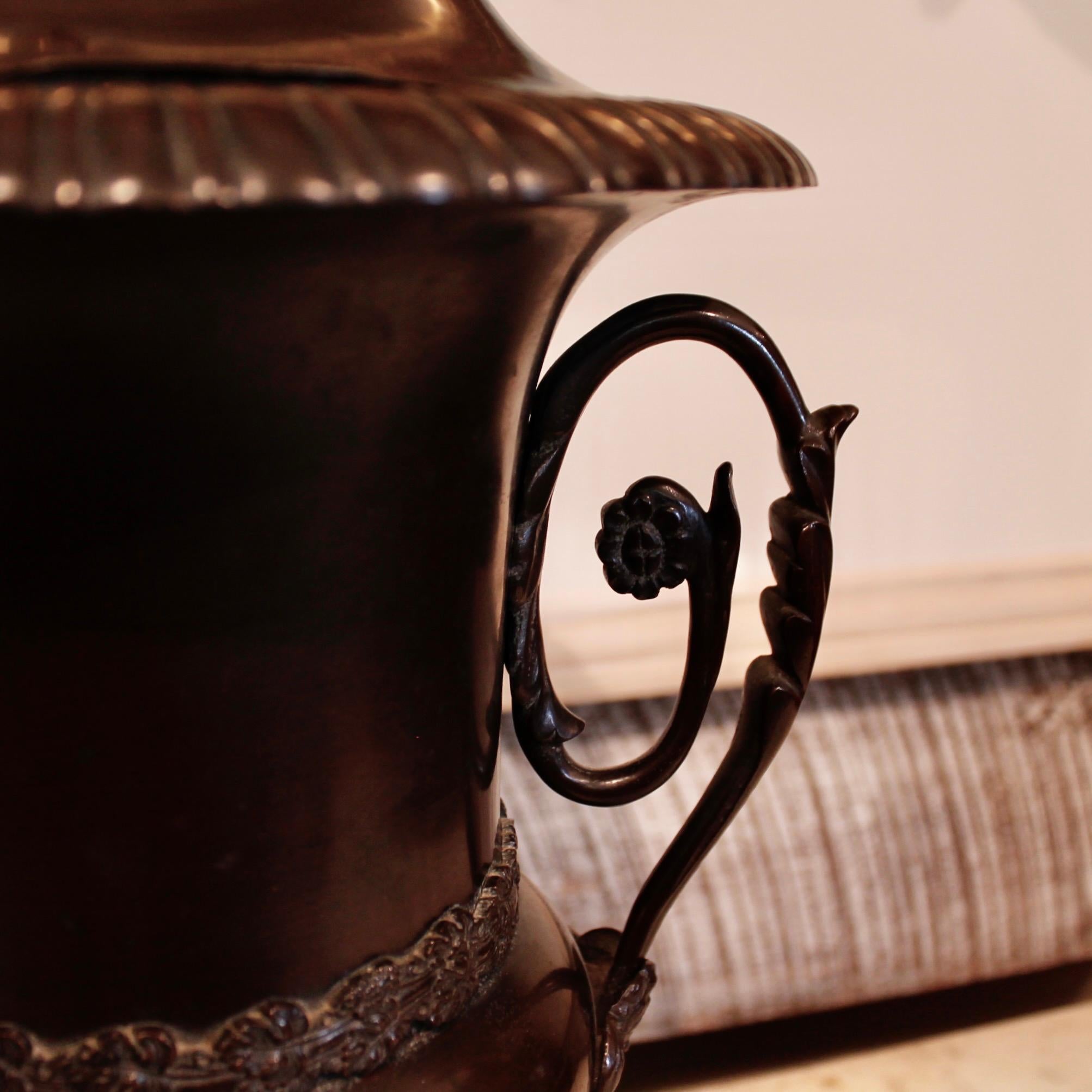 Laiton Urne à eau chaude anglaise ancienne en cuivre de la période Régence (Samovar) en vente