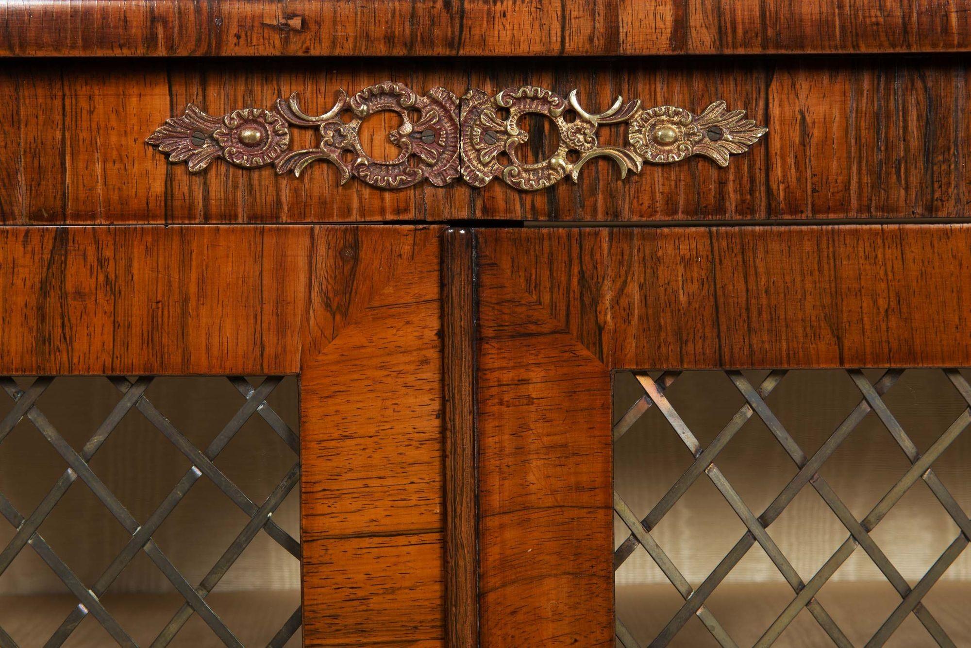 Ancienne armoire à Chiffonier en bois de rose Régence anglaise Bibliothèque en vente 5