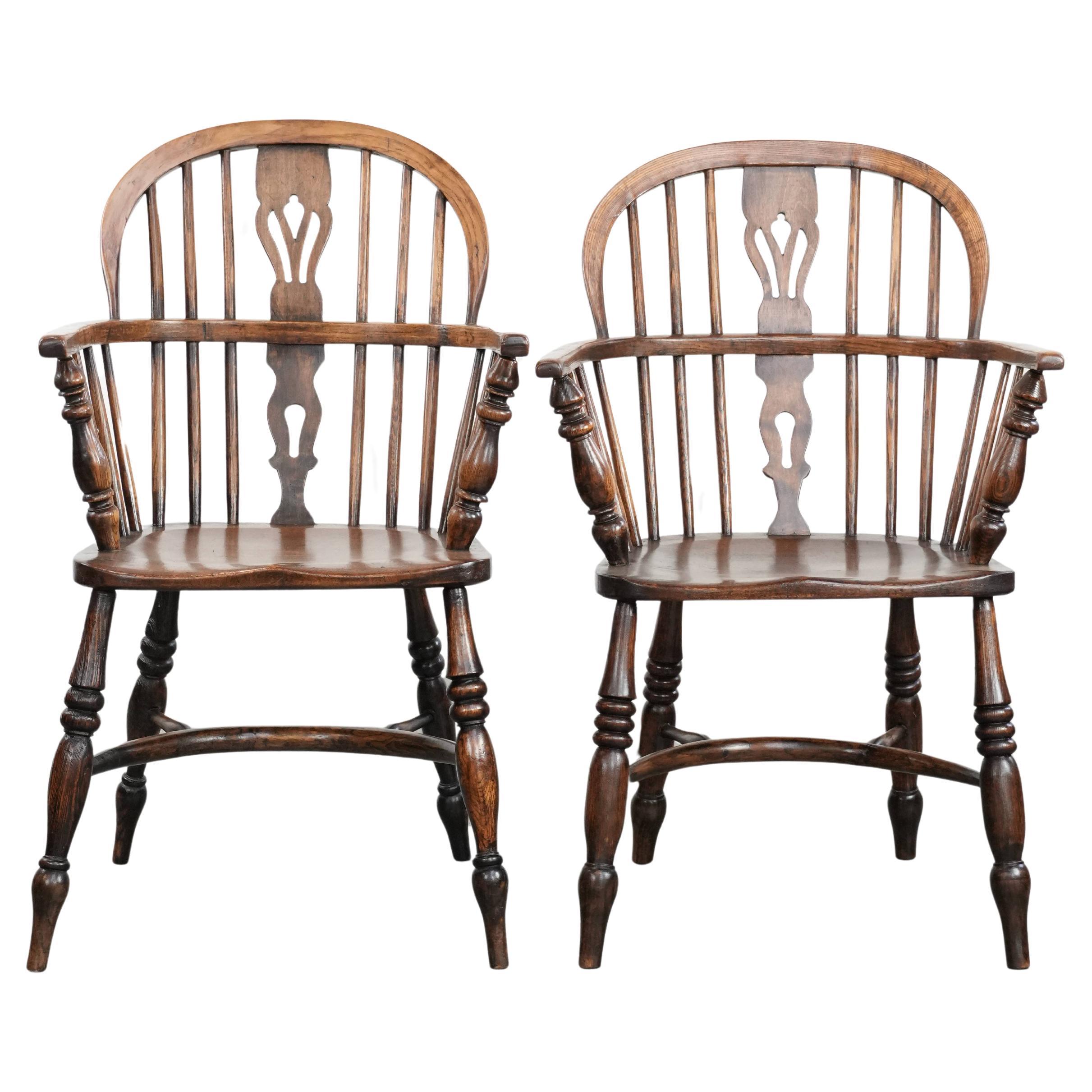 English antique set of 2 Windsor chairs with character, beautiful colouring For Sale