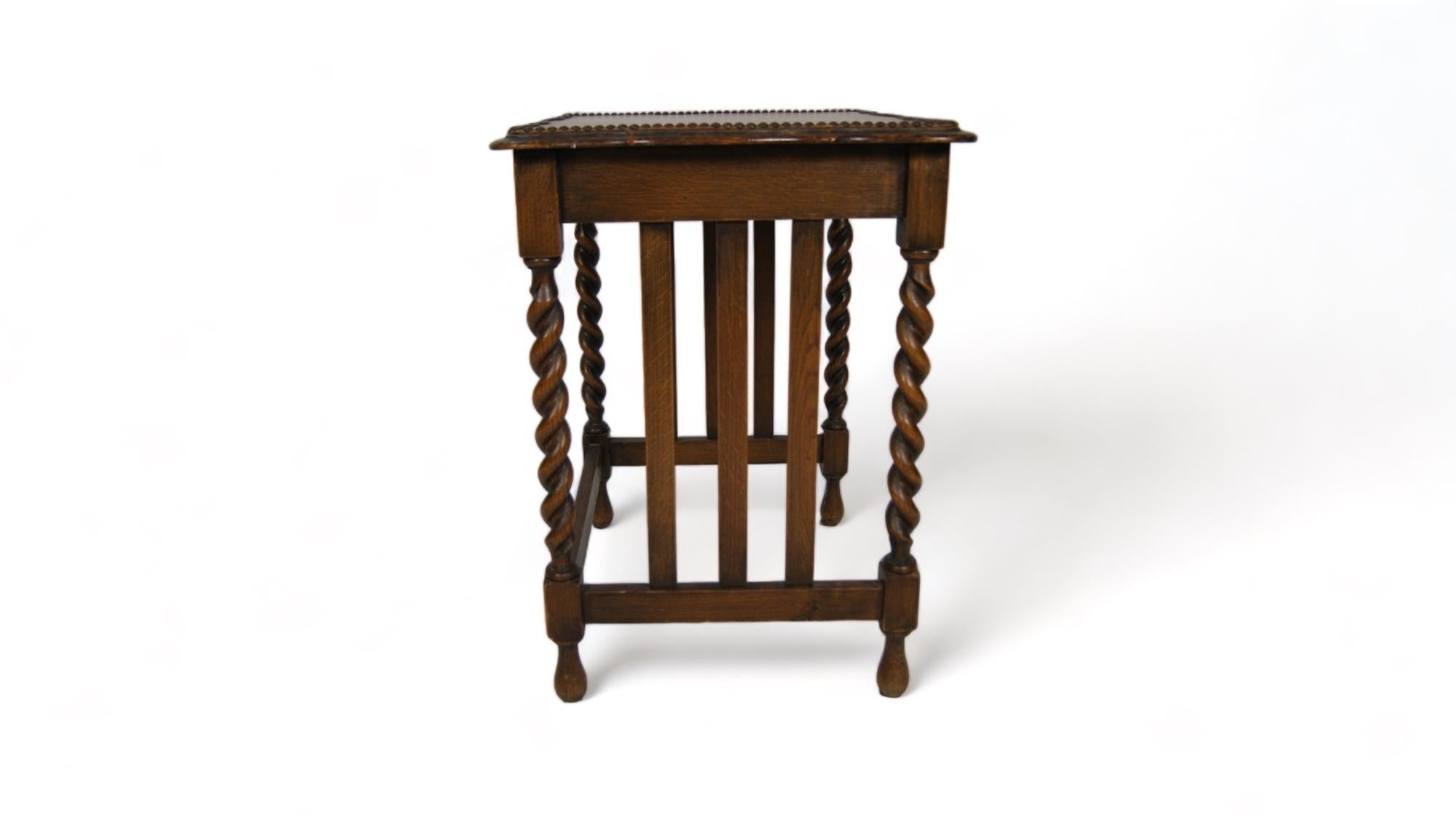 English antique side table with twisted legs In Good Condition For Sale In BARCELONA, ES