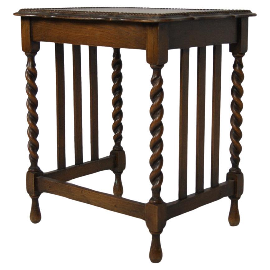 Table d'appoint anglaise ancienne avec pieds torsadés en vente