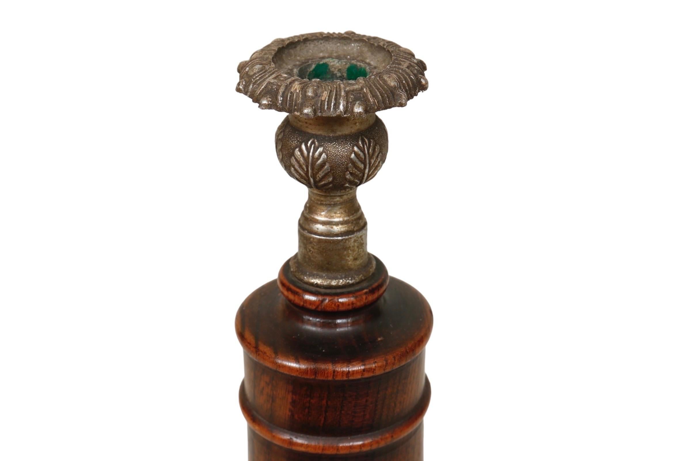 English Antique Silver & Oak Kerzenständer - ein Paar (Englisch) im Angebot