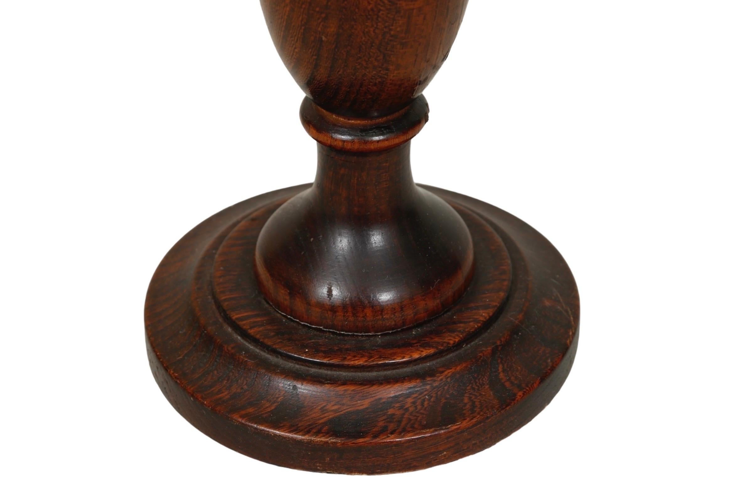 English Antique Silver & Oak Kerzenständer - ein Paar (20. Jahrhundert) im Angebot