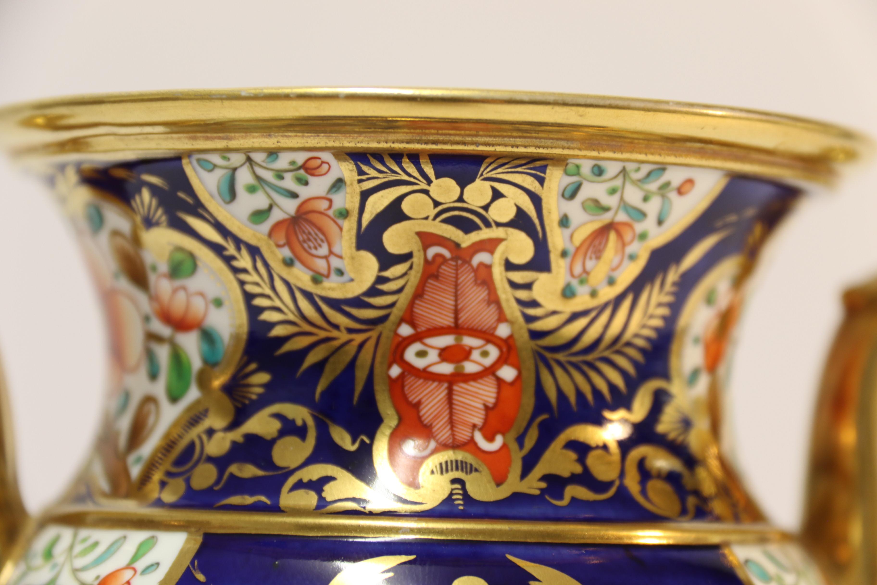 English Antique Spode Porcelain Vase with Hand Painted Imari Style Pattern (19. Jahrhundert) im Angebot