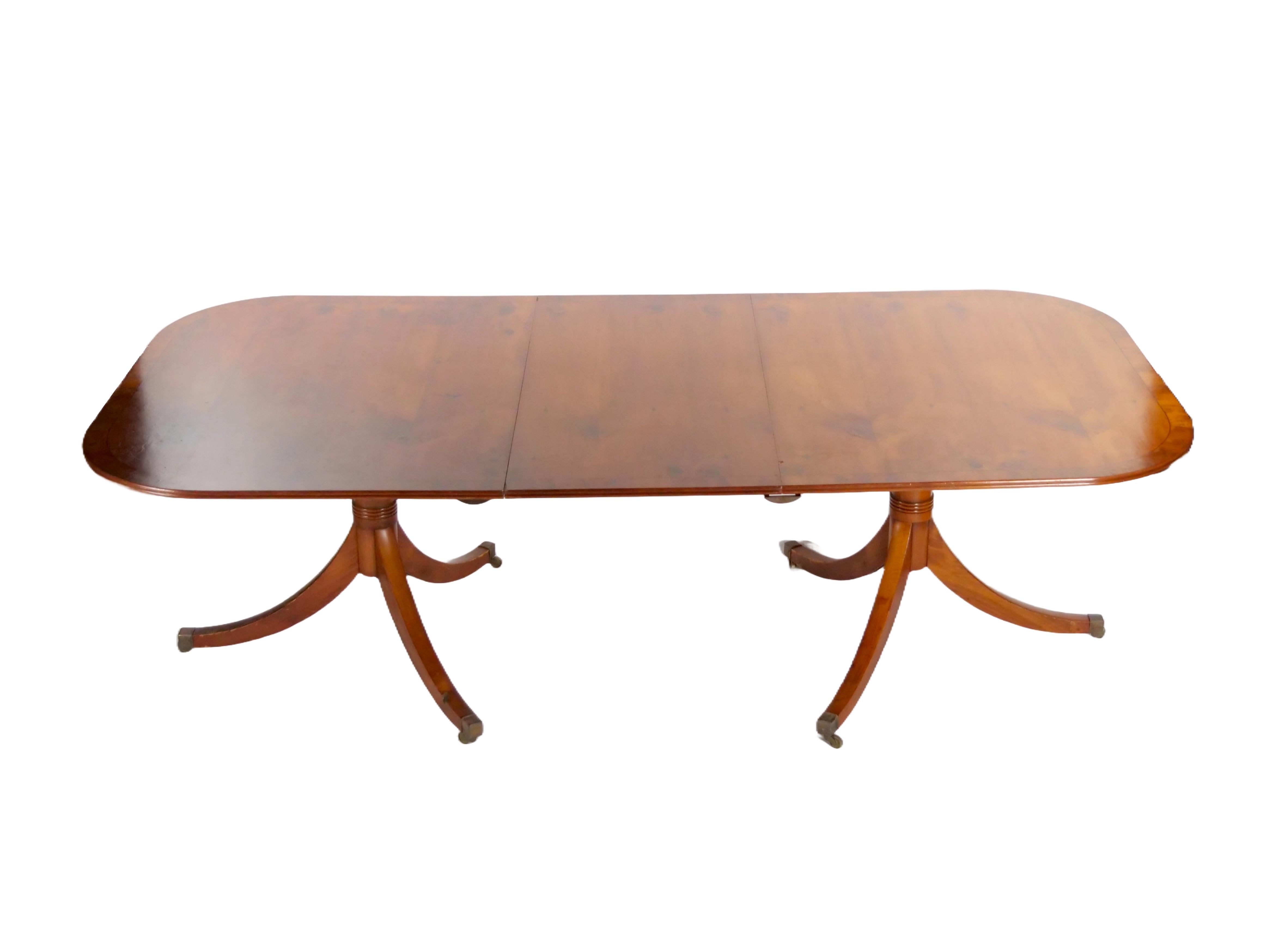 Add a touch of timeless elegance to your dining room with this Mid-19th Century English Burl Walnut mahogany Dining Table in the Regency / American Federal Style.The burl mahogany wood exudes richness and sophistication, capturing the essence of