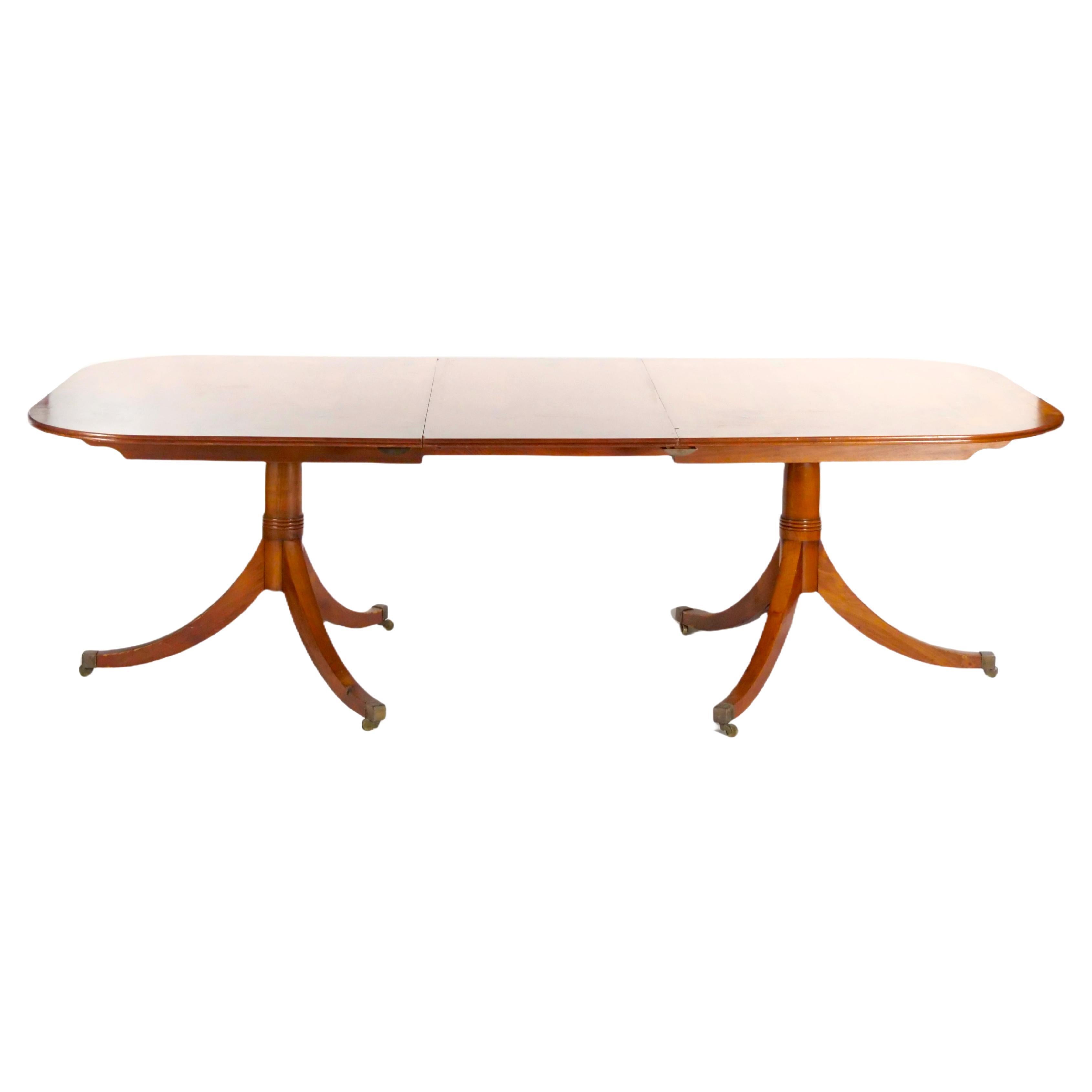 Ancienne table de salle à manger anglaise à deux pieds tripodes en ronce d'acajou en vente