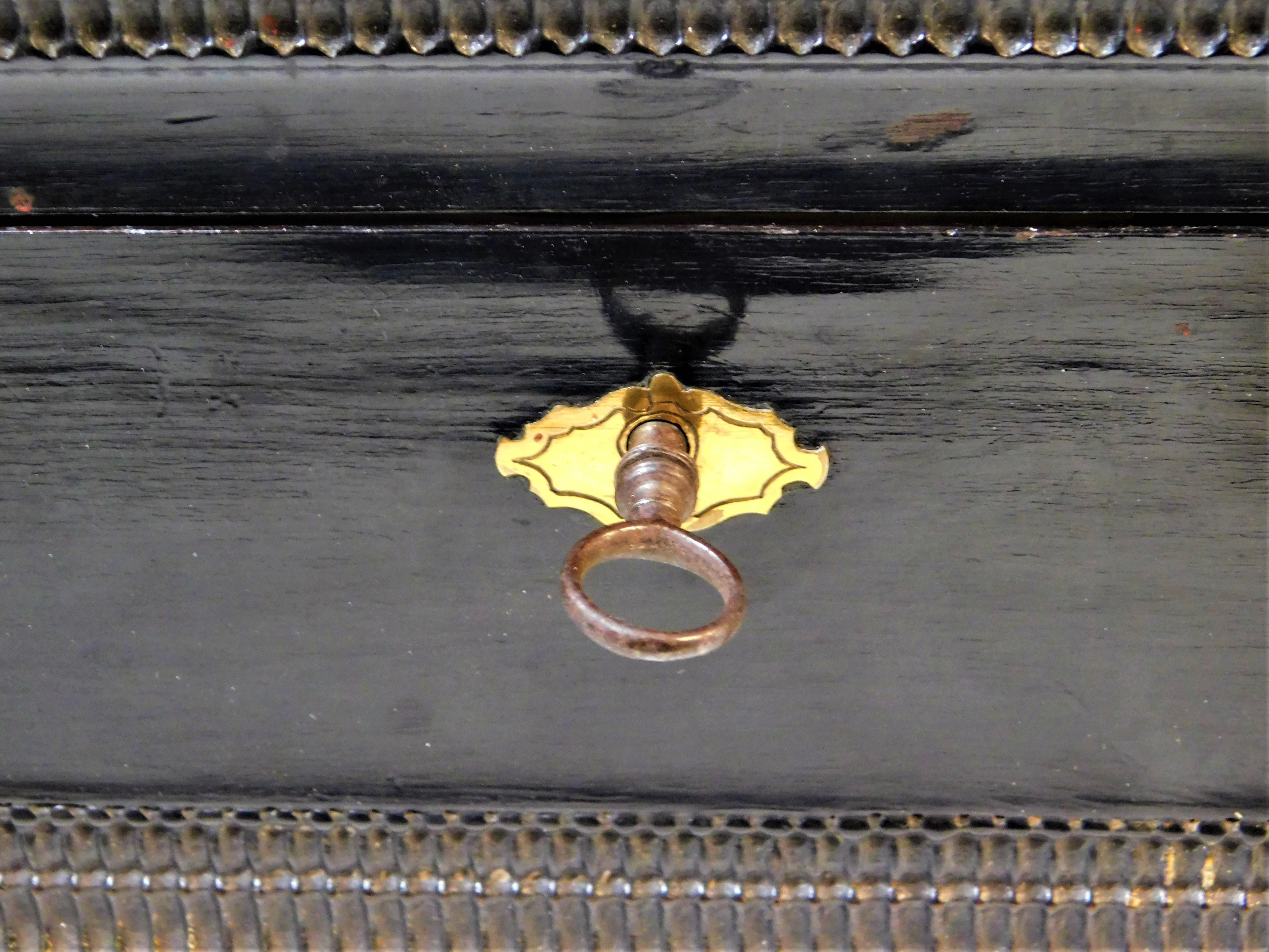 English Antique Victorian Ebonized Cigar Box with Brass Colored Inlay Lock Key 2