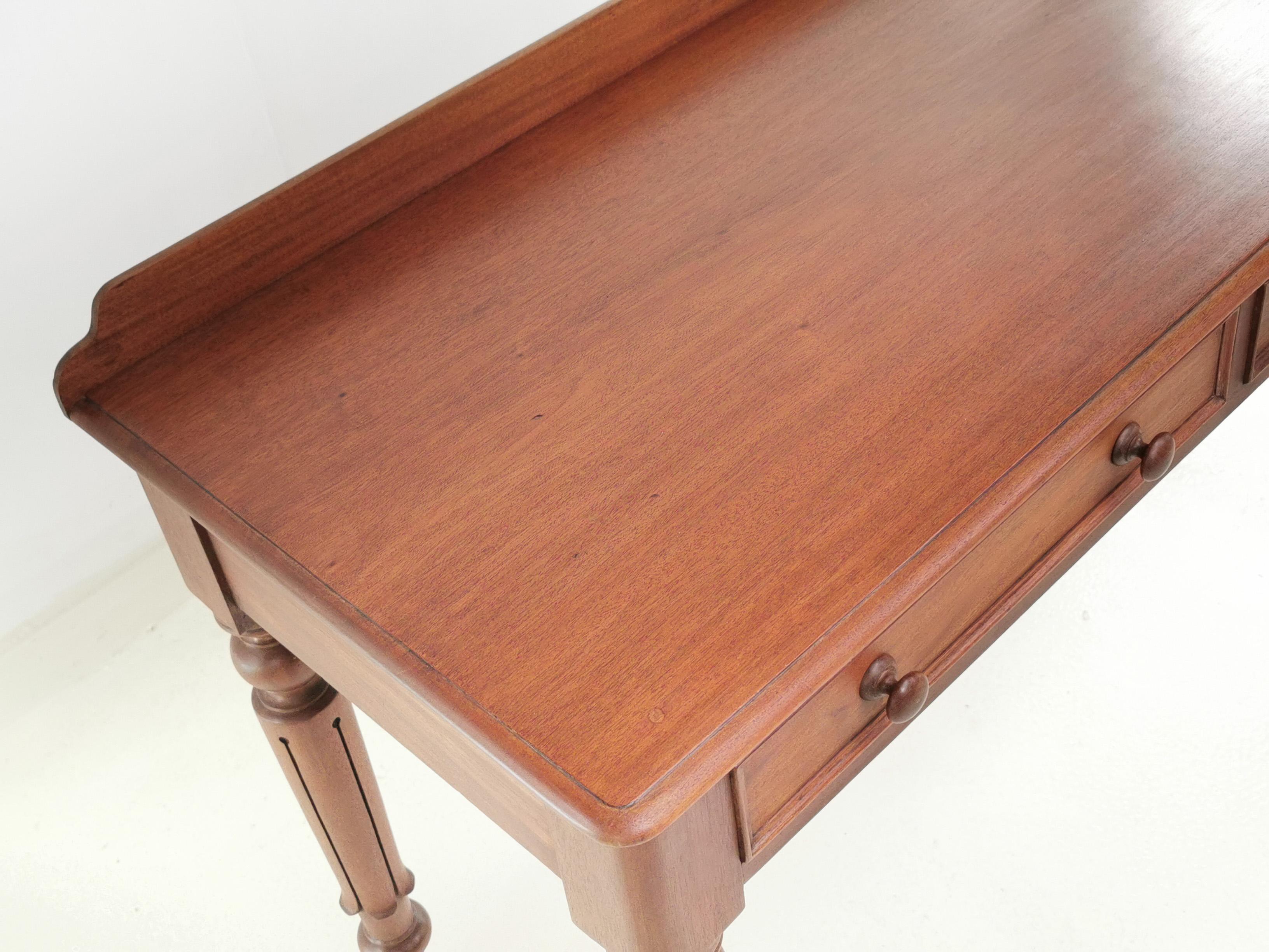 English Antique Victorian Mahogany Writing Desk In Good Condition In STOKE ON TRENT, GB