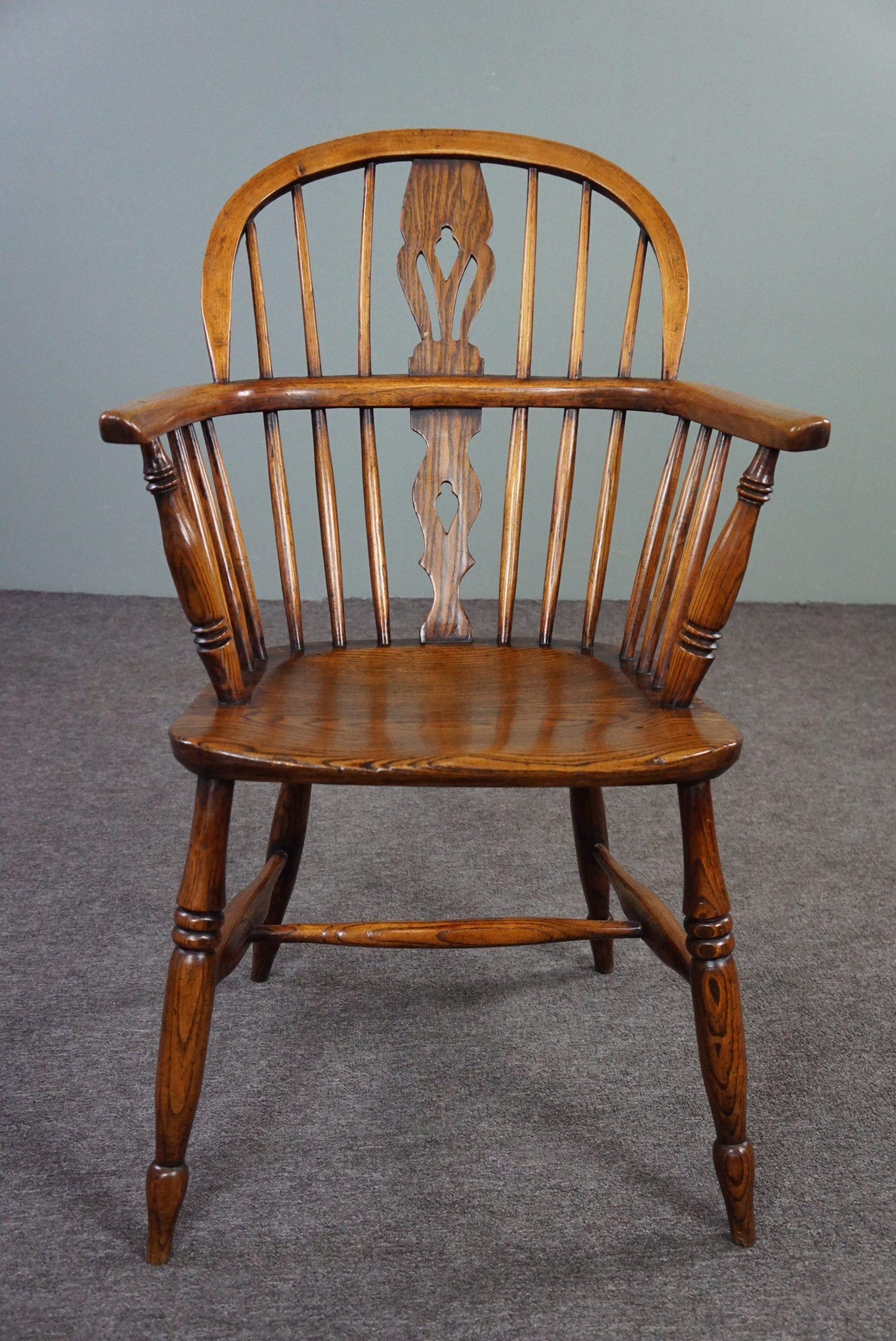 Angeboten wird dieser schöne antike Sessel aus Massivholz mit einem sehr schönen charakteristischen Aussehen.

Dieser auffällige englische antike Windsor-Sessel mit Armlehnen hat einen wohlgeformten dicken Massivholzsitz. Der Stuhl hat charmante