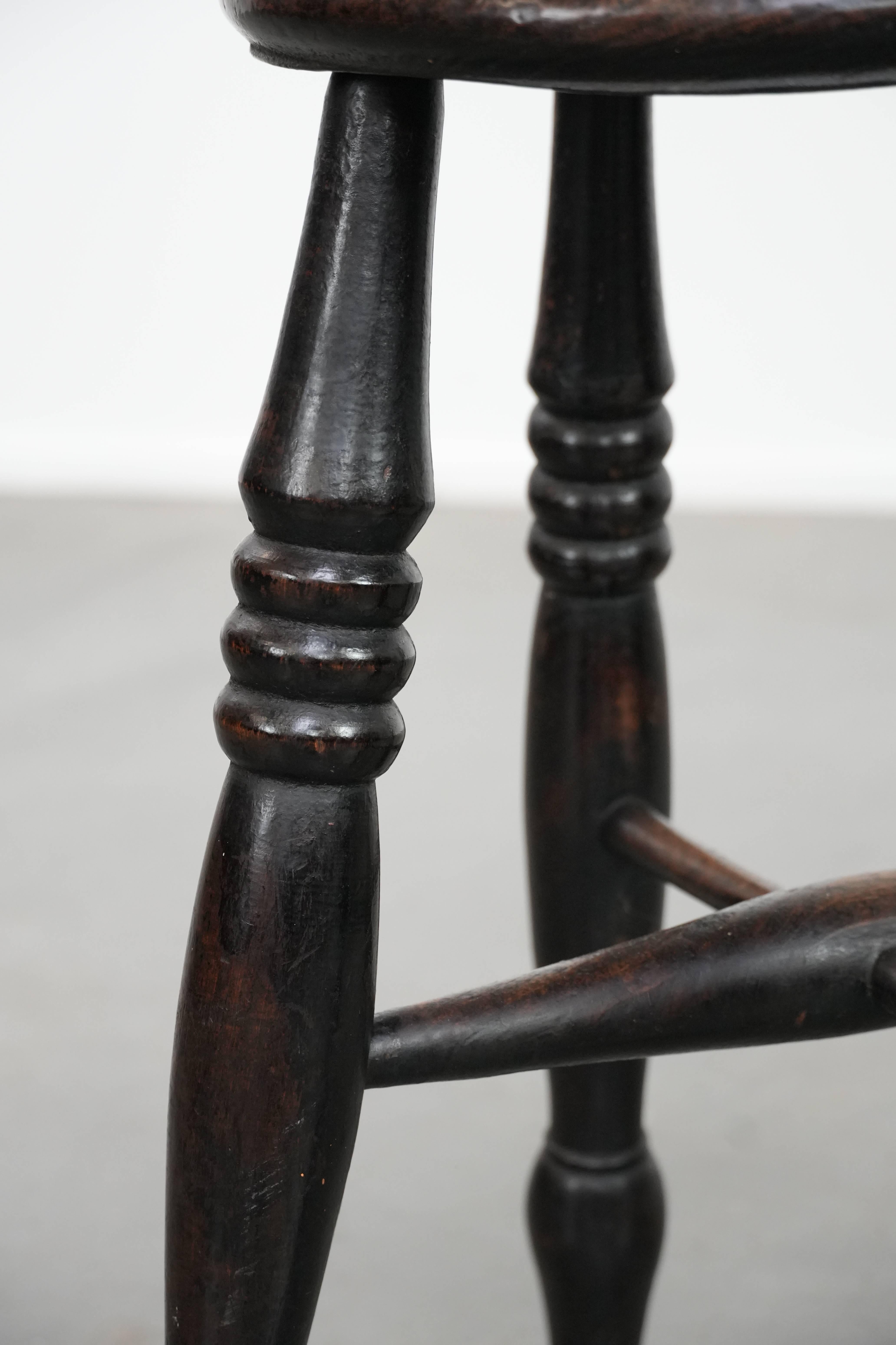 English antique Windsor stool from the 18th century with character im Angebot 3