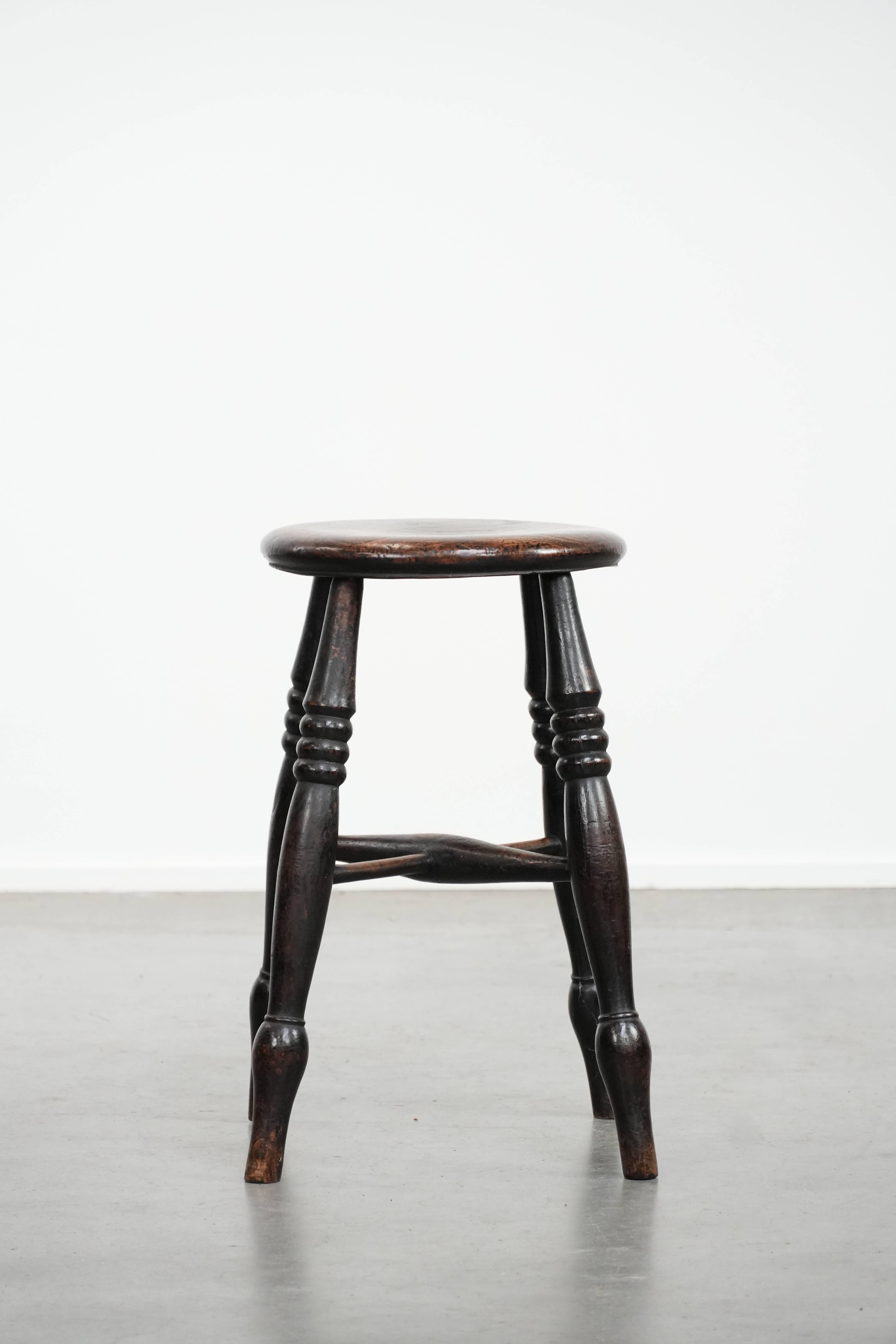 English antique Windsor stool from the 18th century with character (Klassisch-römisch) im Angebot