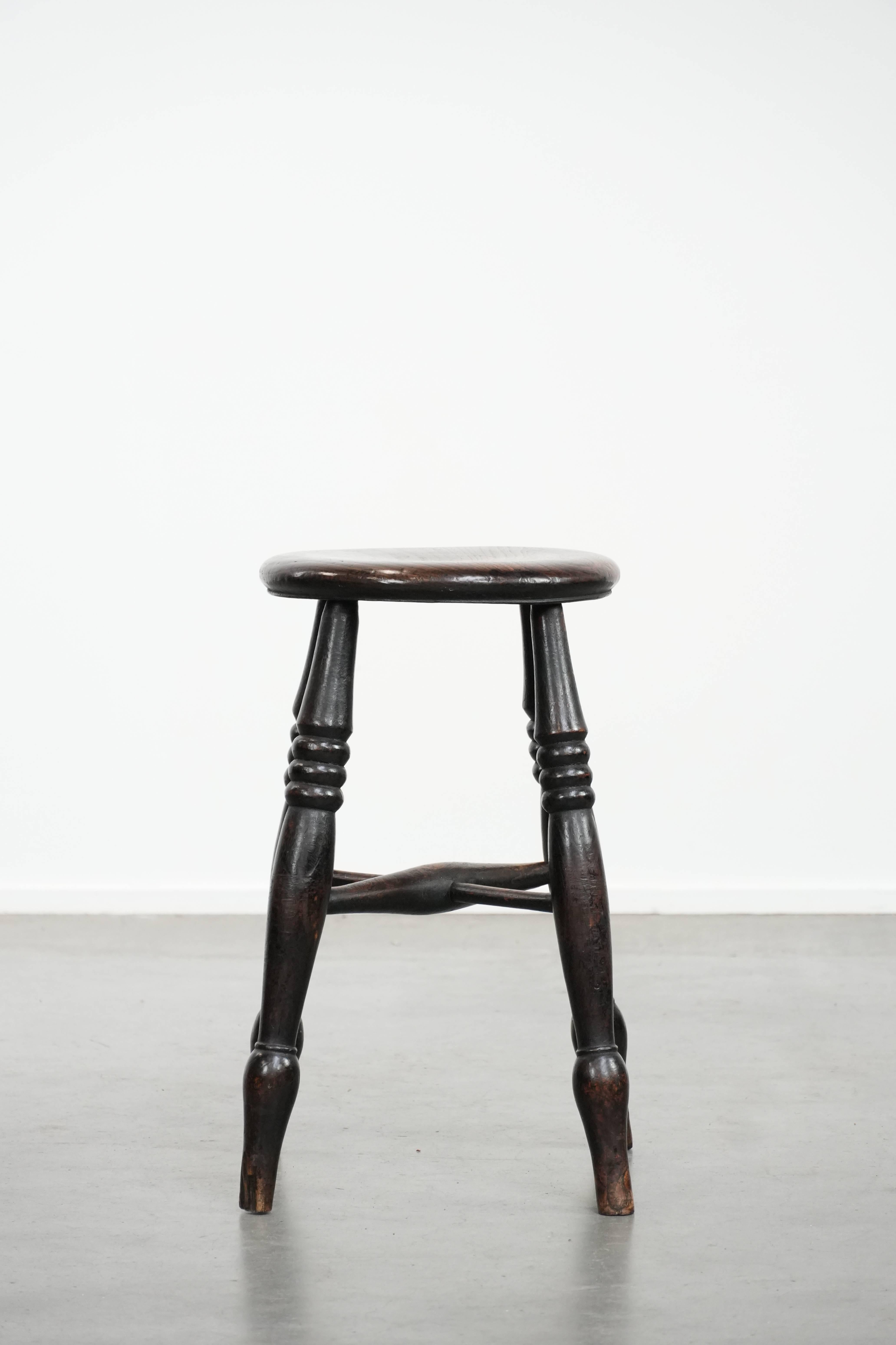 English antique Windsor stool from the 18th century with character (Handgefertigt) im Angebot