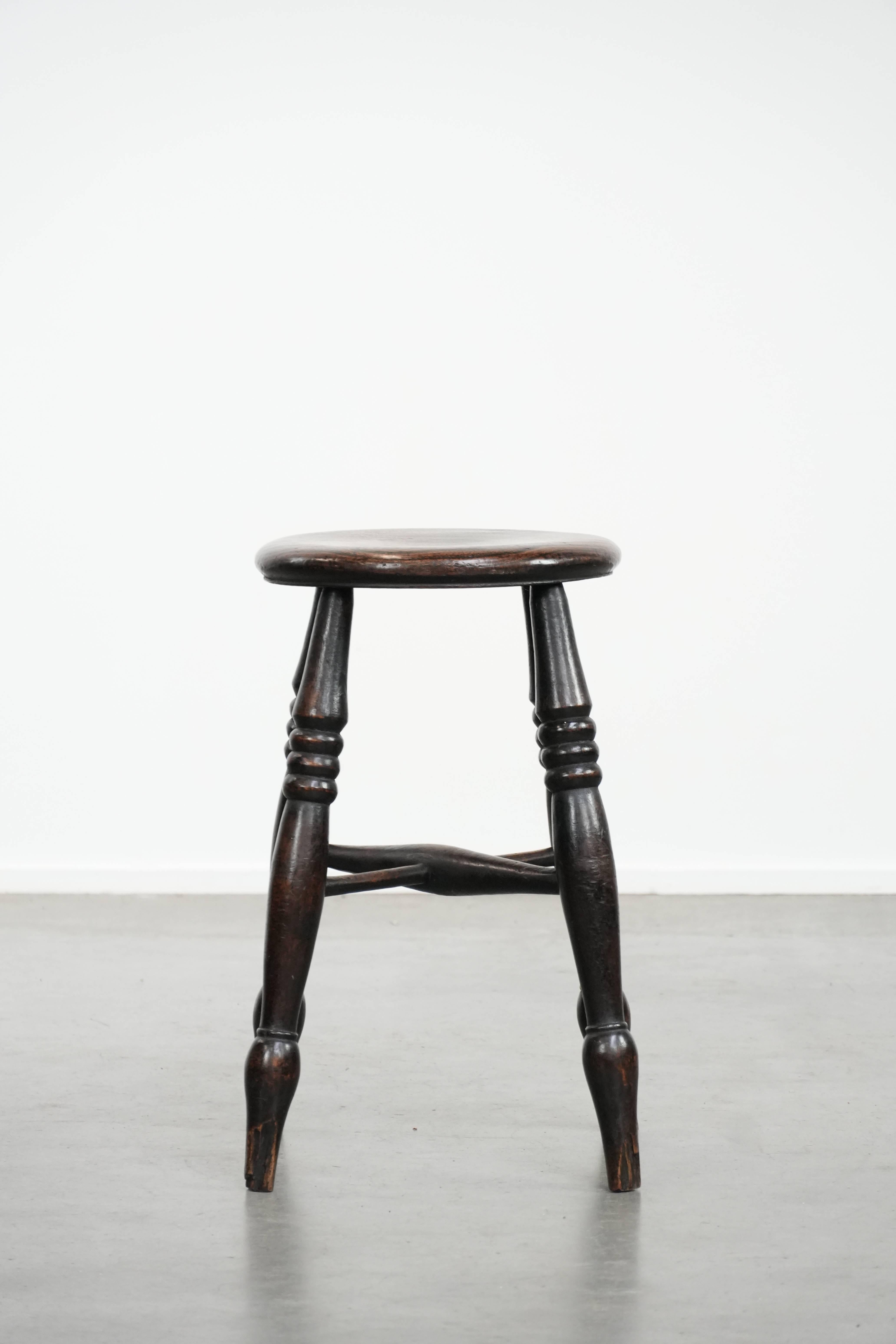 English antique Windsor stool from the 18th century with character im Zustand „Gut“ im Angebot in Harderwijk, NL