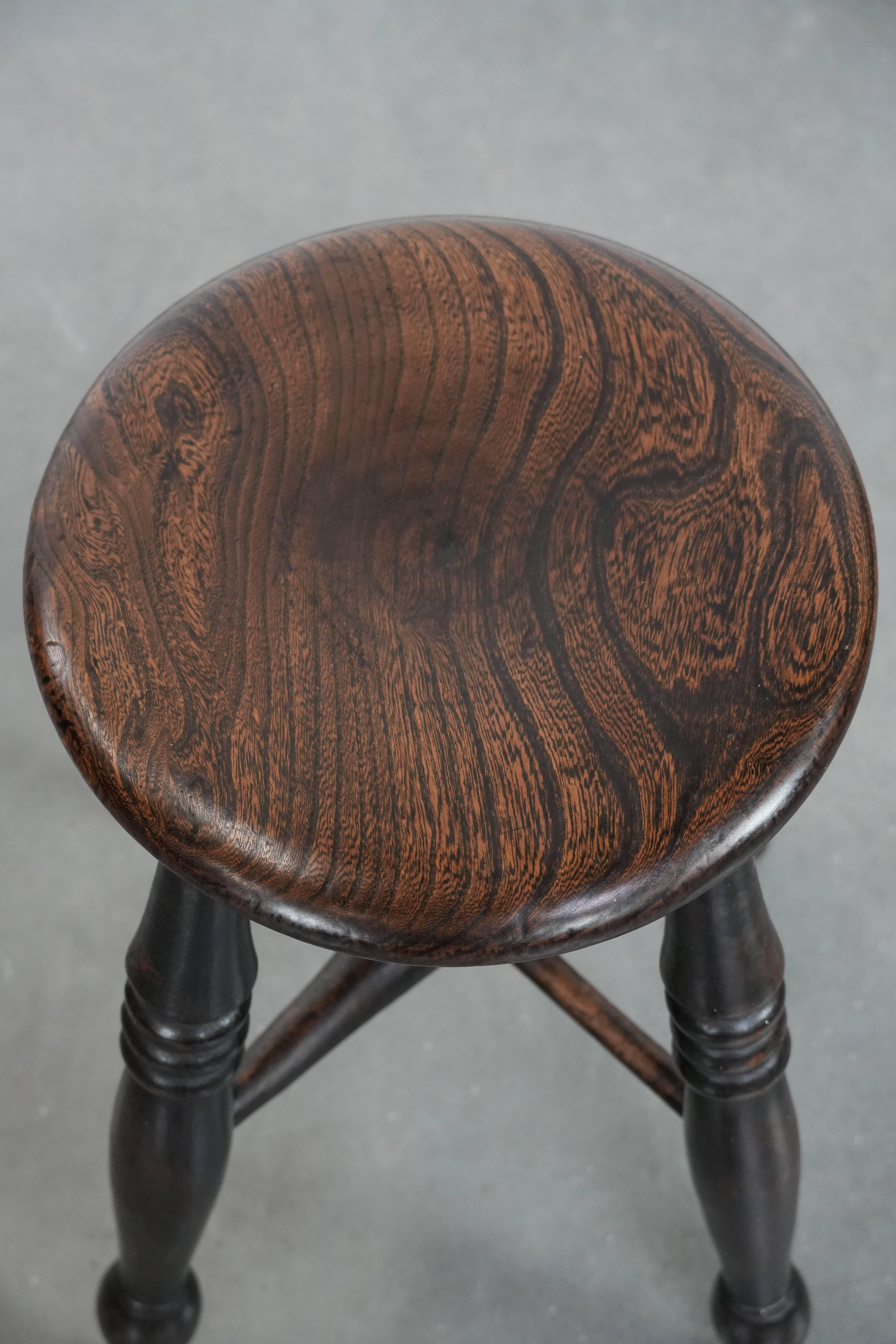 English antique Windsor stool from the 18th century with character (18. Jahrhundert und früher) im Angebot