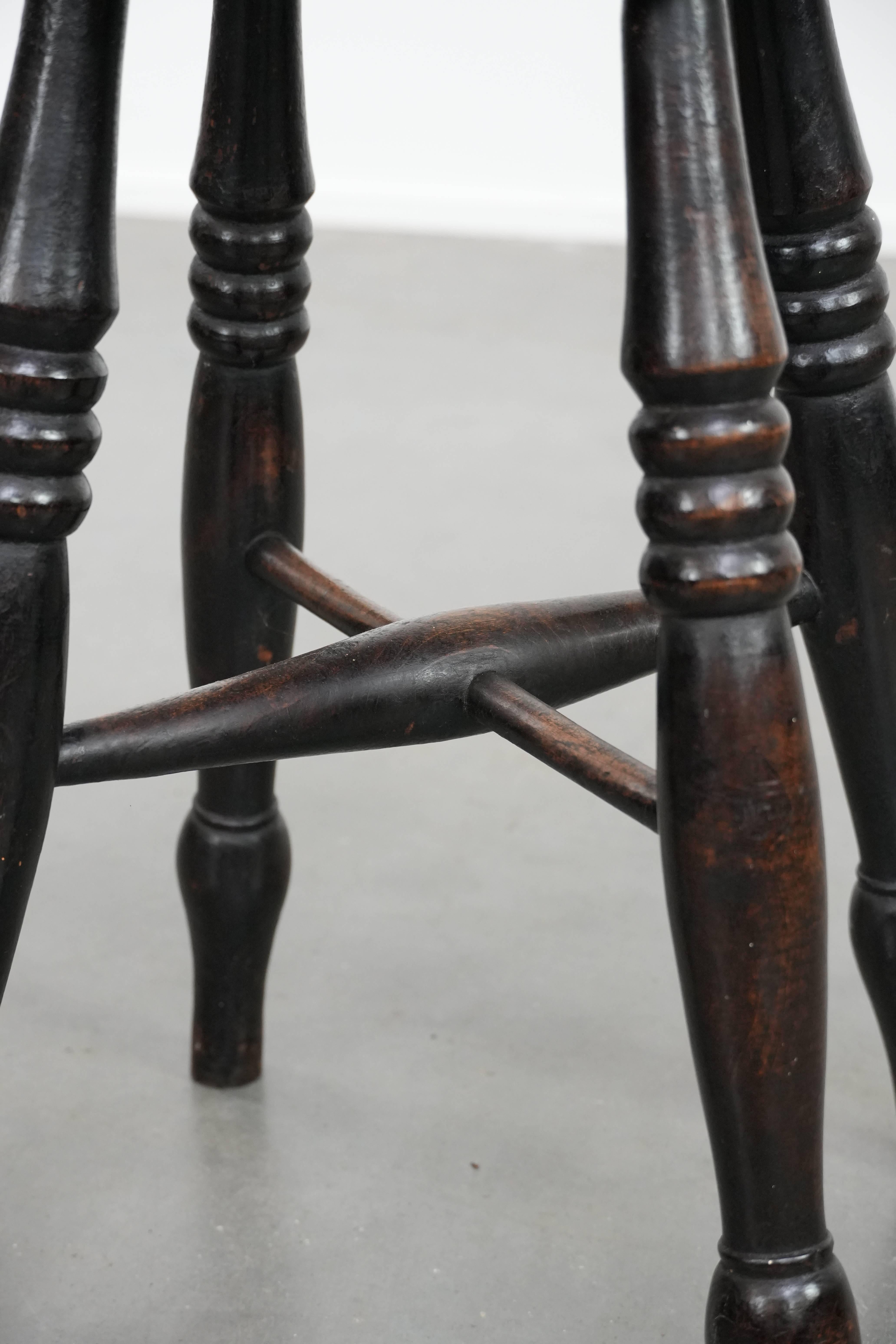 English antique Windsor stool from the 18th century with character (Holz) im Angebot