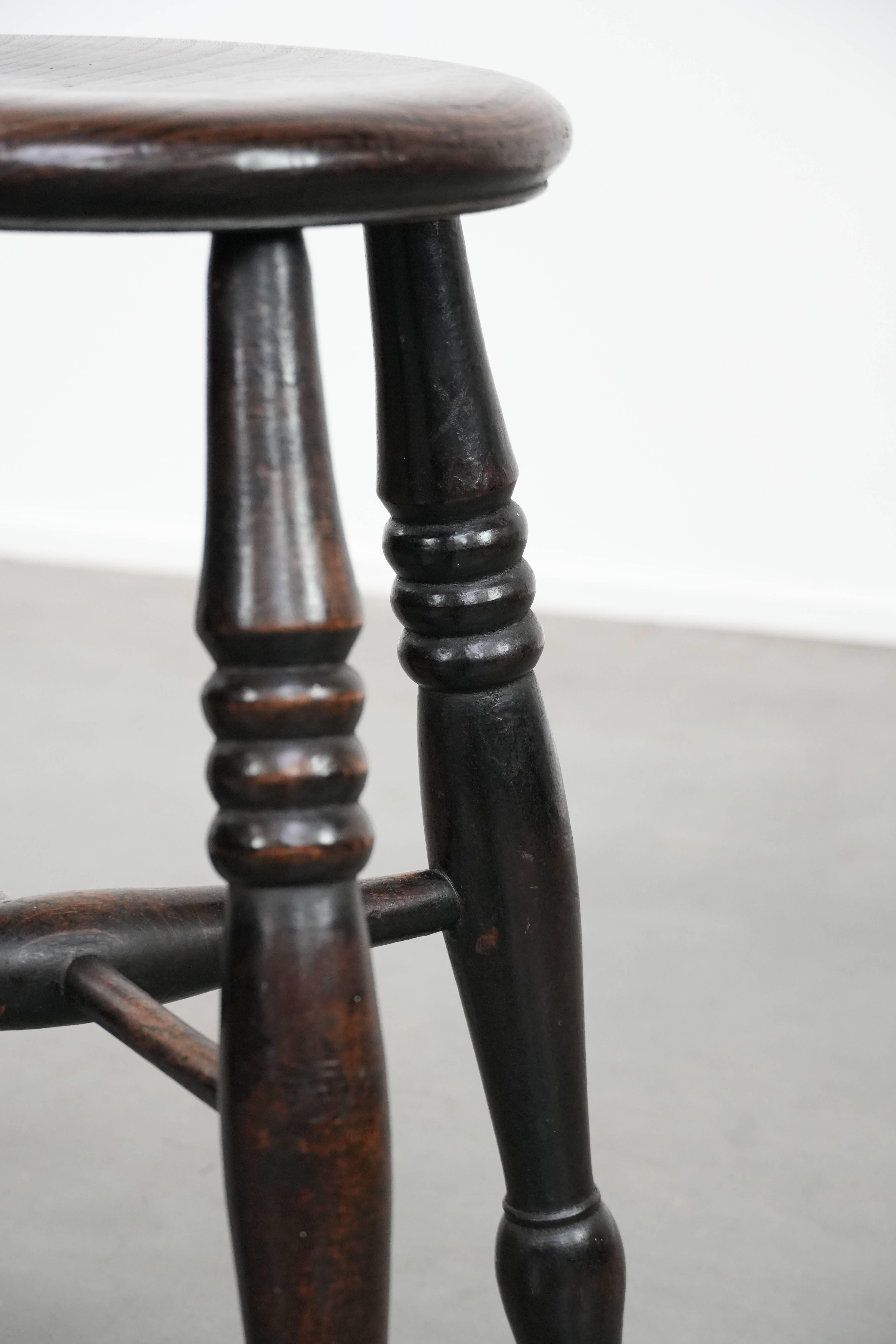 English antique Windsor stool from the 18th century with character im Angebot 1