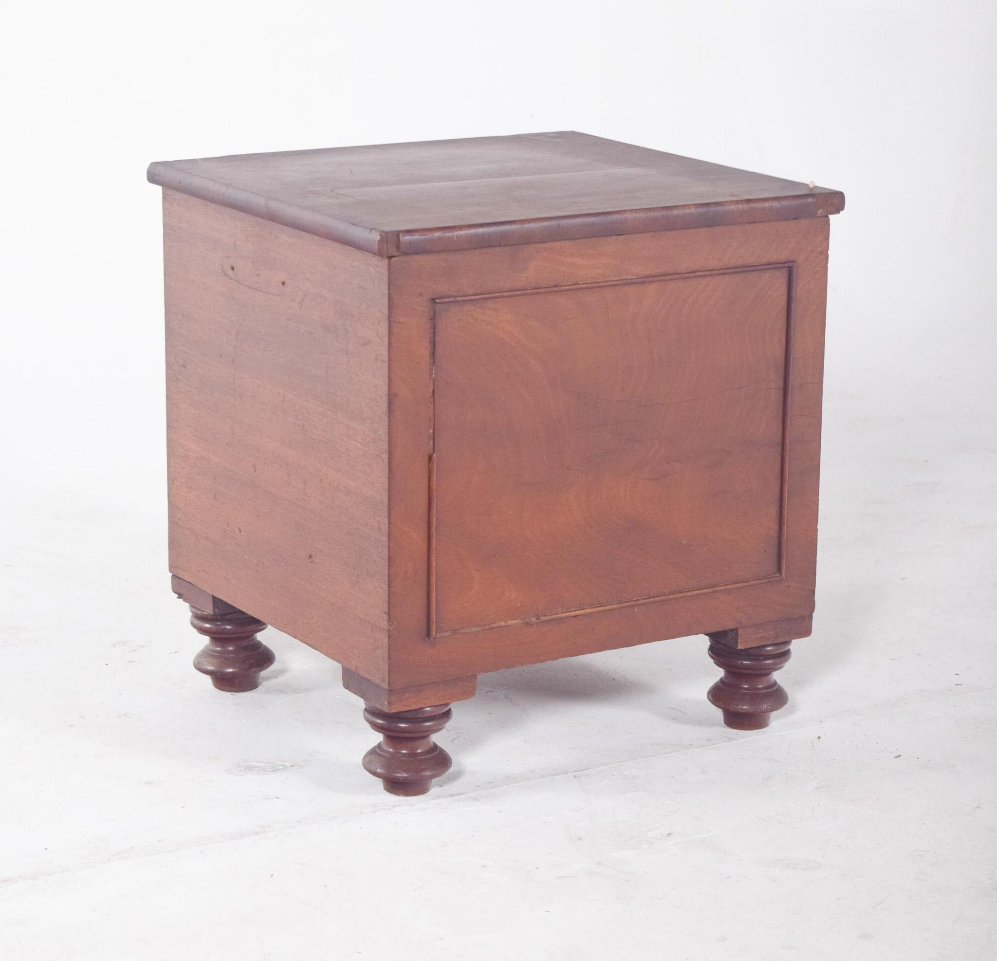 Antique wooden bedside table. With a simple structure and hinged lid, when opened it reveals a circular cut-out in the inner top, originally intended to accommodate a sanitary container (potty), typical of 19th and early 20th century utilitarian