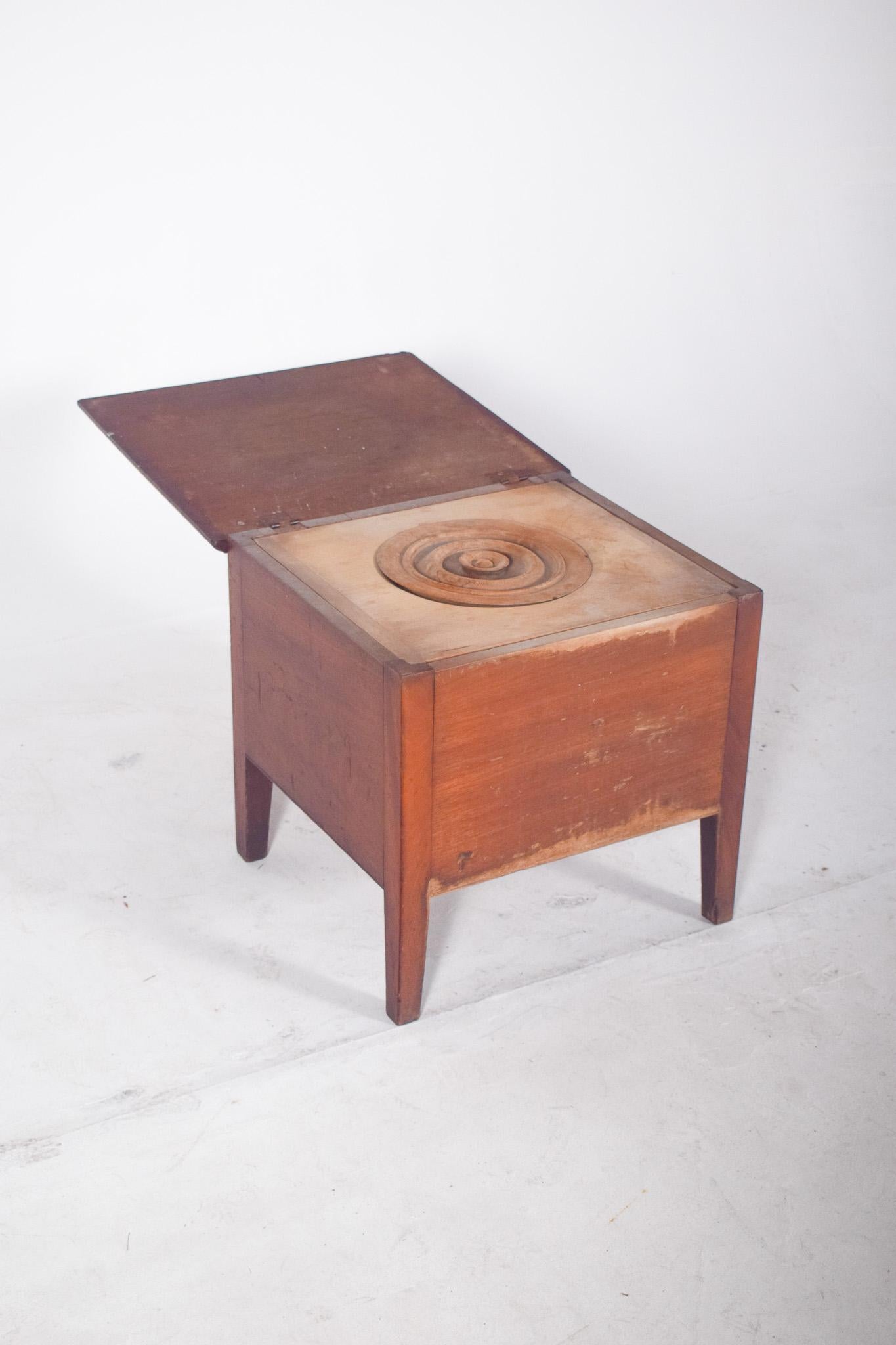 Romantique Cabinet anglais ancien en bois avec récipient sanitaire en vente