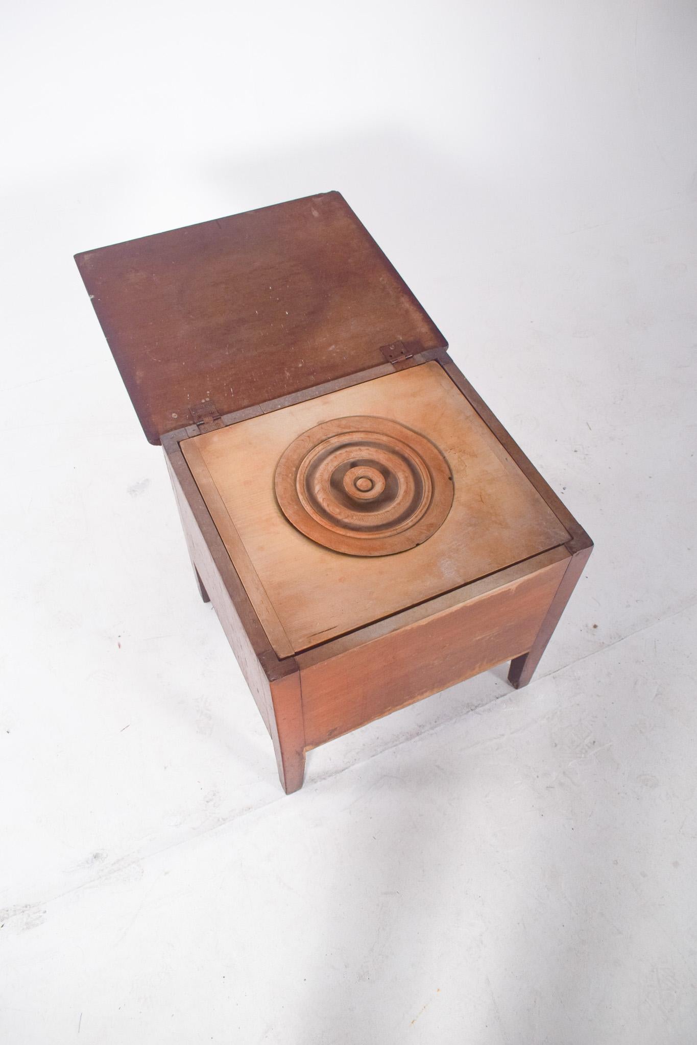 20ième siècle Cabinet anglais ancien en bois avec récipient sanitaire en vente