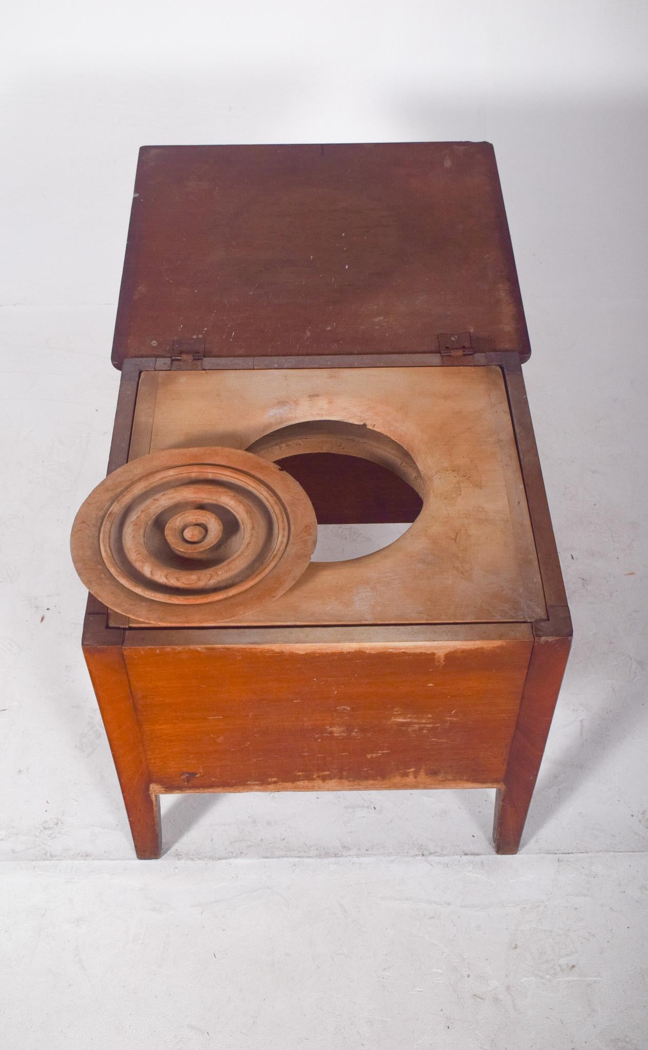 Bois Cabinet anglais ancien en bois avec récipient sanitaire en vente