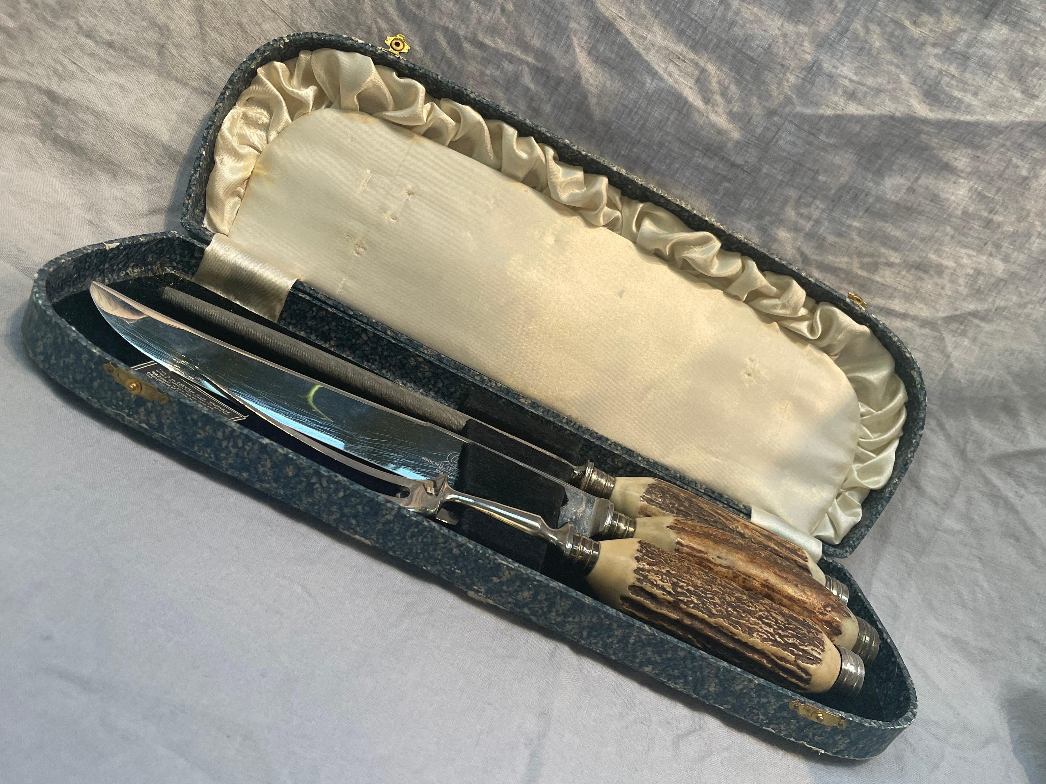 A handsome mid-20th-century English carving set by Premier – Lifetime Stainless, Sheffield, England, presented in its original “Preskase” fitted case with satin and velvet interior. The three-piece set includes a carving knife, two-pronged fork, and