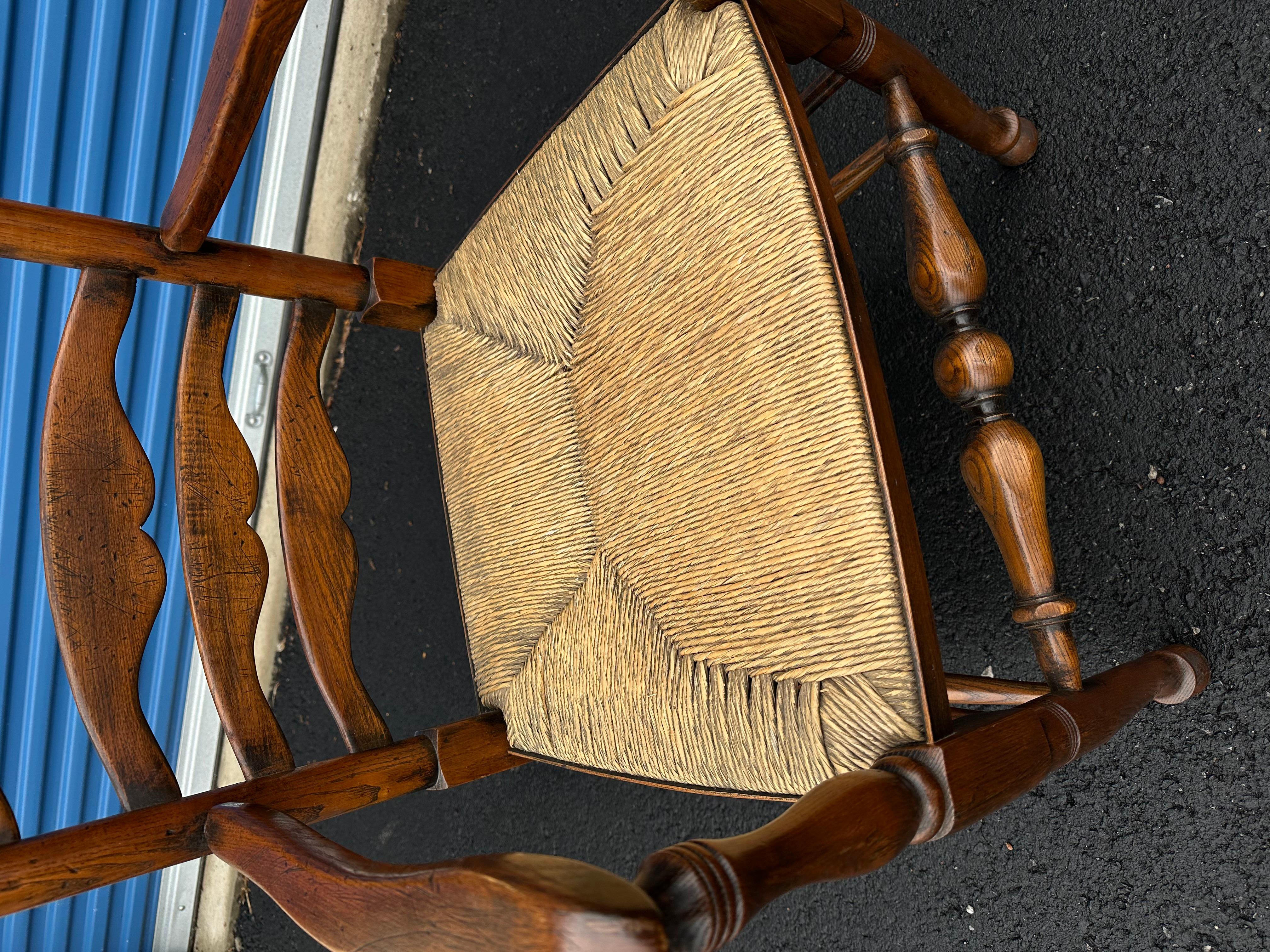 Dies ist ein schöner englischer Sessel! Das Gestell des Stuhls ist aus einem tief gefärbten Holz gefertigt, das im Laufe der Jahre eine hervorragende Patina entwickelt hat. Das Holz weist dunkle Töne auf, die mit helleren, honigfarbenen Akzenten