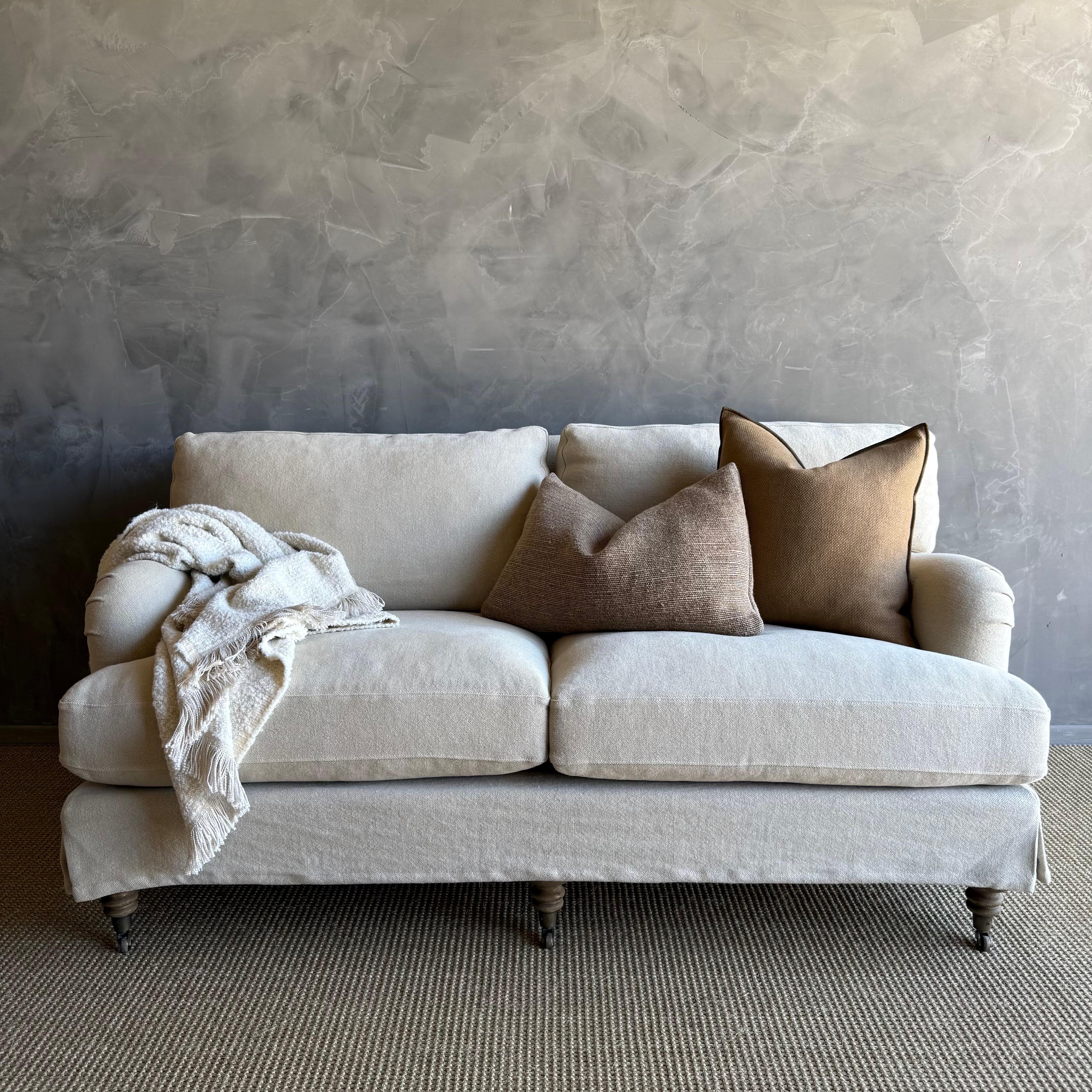 Wir stellen Ihnen unser englisches Sesselsofa aus natürlichem Hanf vor. Dieses vielseitige Sofa kann problemlos in der Maschine gewaschen werden, für eine lange Lebensdauer wird jedoch eine chemische Reinigung empfohlen. Die beruhigende Farbe
