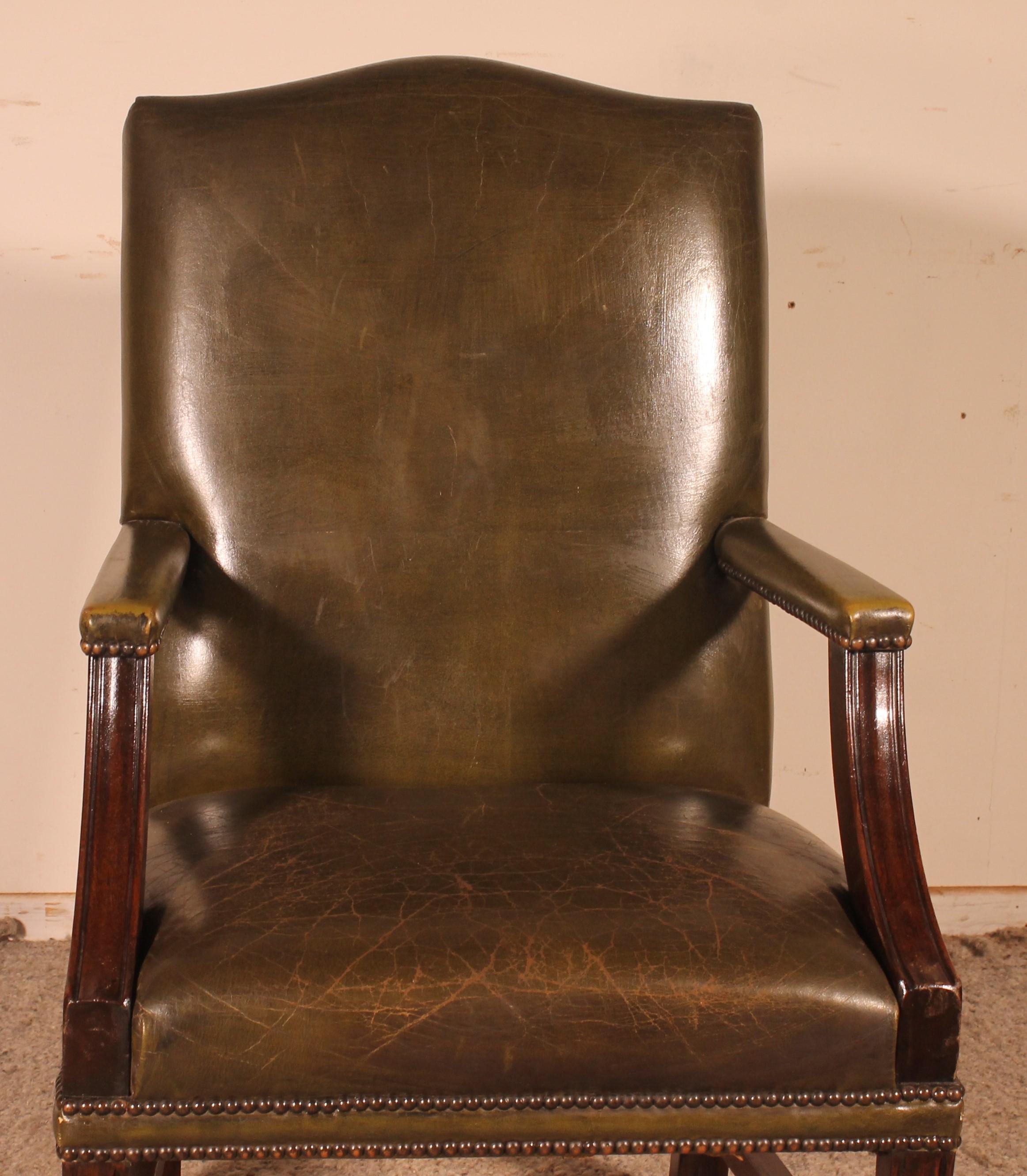 Very beautiful English leather armchair with a mahogany base

Very beautiful armchair covered with green leather which has a very beautiful patina
The armchair rests on a solid mahogany base
Very comfortable.
It can be used as a lounge chair or desk